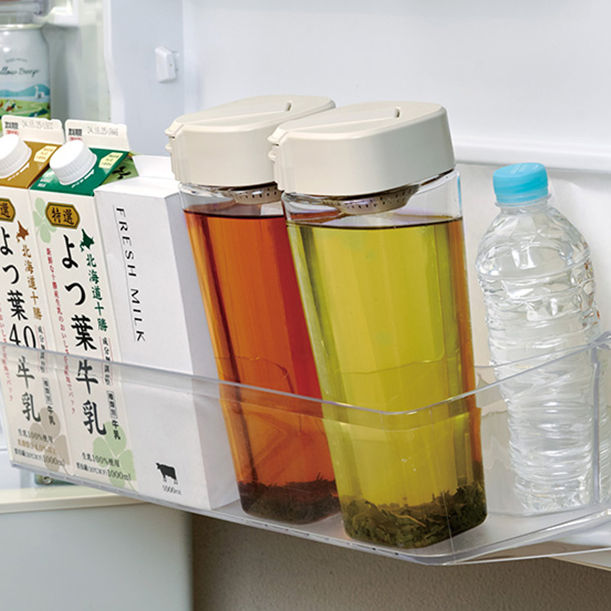 冷水筒 1.2L タテヨコ茶こし付シームレスピッチャー ( スリム ピッチャー 日本製 ワンプッシュ パッキン一体型 横置き 熱湯OK 洗いやすい 縦置き 一体型 ロック付き 防汚加工 茶こし付き ハンドルなし )