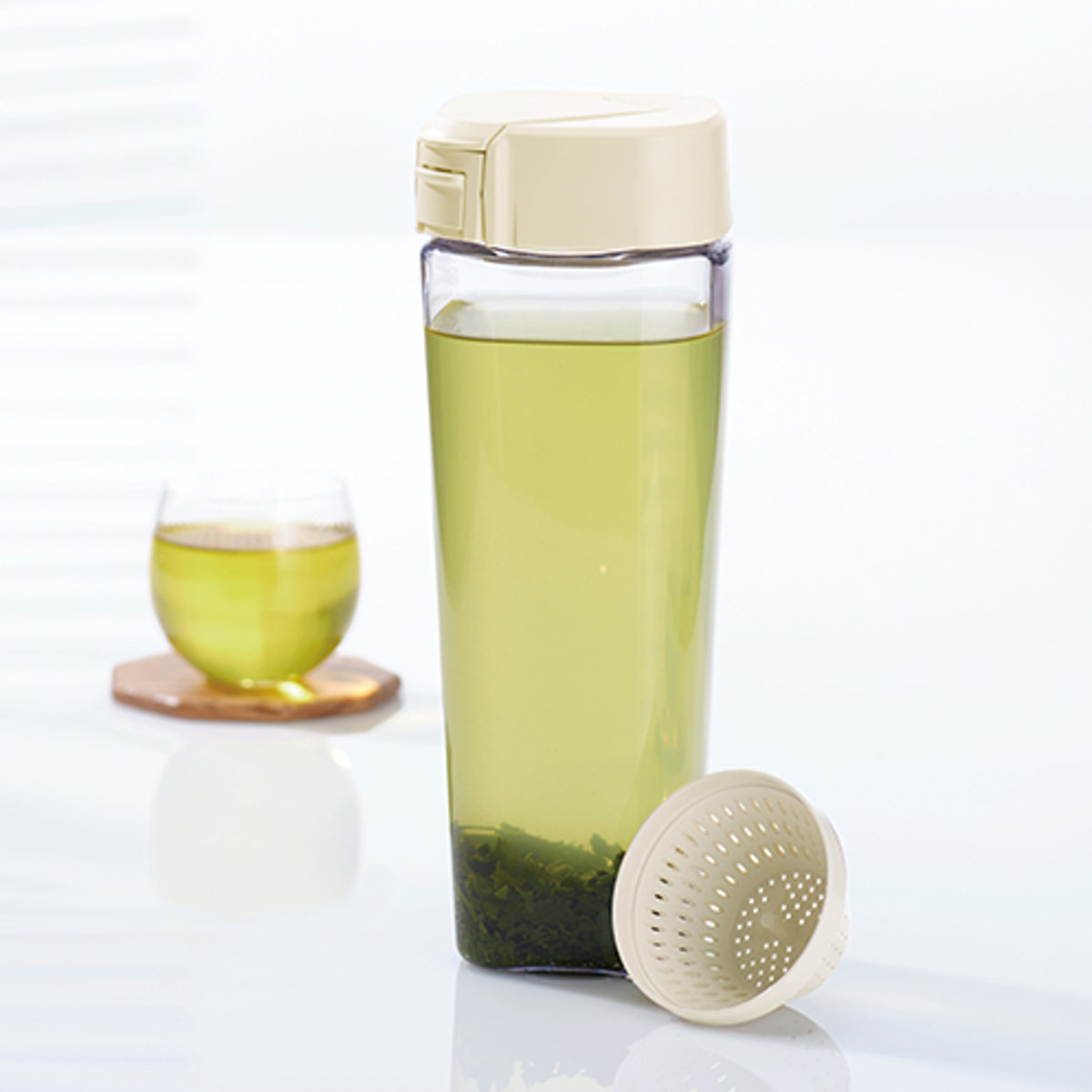 冷水筒 1.2L タテヨコ茶こし付シームレスピッチャー ( スリム ピッチャー 日本製 ワンプッシュ パッキン一体型 横置き 熱湯OK 洗いやすい 縦置き 一体型 ロック付き 防汚加工 茶こし付き ハンドルなし )