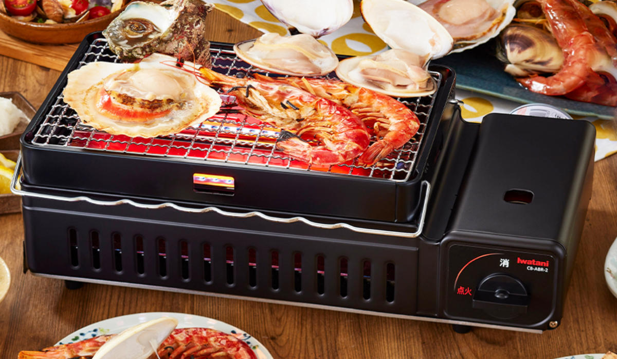 炉ばた焼器 カセットコンロ付き 炙りや Iwatani ( カセットガスコンロ 炉端焼き 家庭用 焼き鳥器 ロースター 炉端 イワタニ コンロ 卓上 焼肉プレート 網焼き 串焼き 1人用 2人用 卓上ガスコンロ 水 輻射熱 ヒートパネル搭載 )