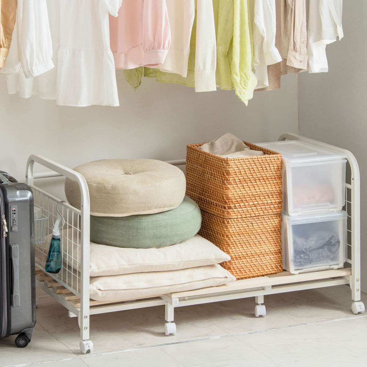 布団収納ラック 伸縮式 1段 奥行深型 幅82-147cm 奥行68cm 床板すのこ キャスター付き ( 布団 シングル 収納 寝具 ラック 台 ワゴン 収納ラック 3段階 高さ調節 押し入れ 通気性 棚 ふとん収納 白 ホワイト カビ 湿気 桐 簡単組立 )