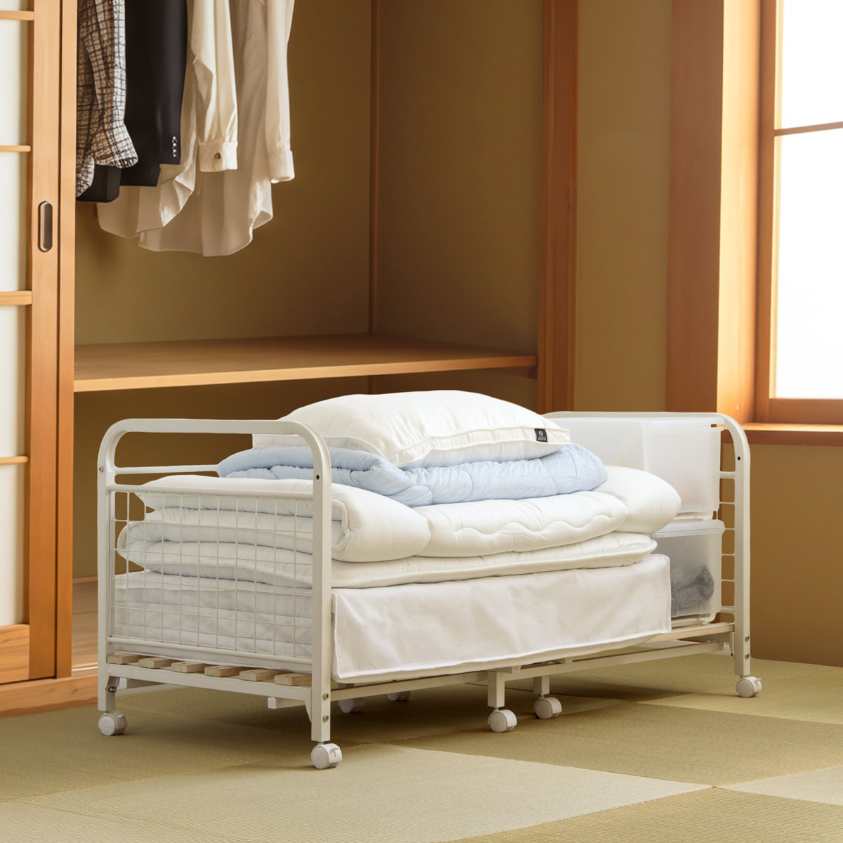 布団収納ラック 伸縮式 1段 奥行深型 幅82-147cm 奥行68cm 床板すのこ キャスター付き ( 布団 シングル 収納 寝具 ラック 台 ワゴン 収納ラック 3段階 高さ調節 押し入れ 通気性 棚 ふとん収納 白 ホワイト カビ 湿気 桐 簡単組立 )