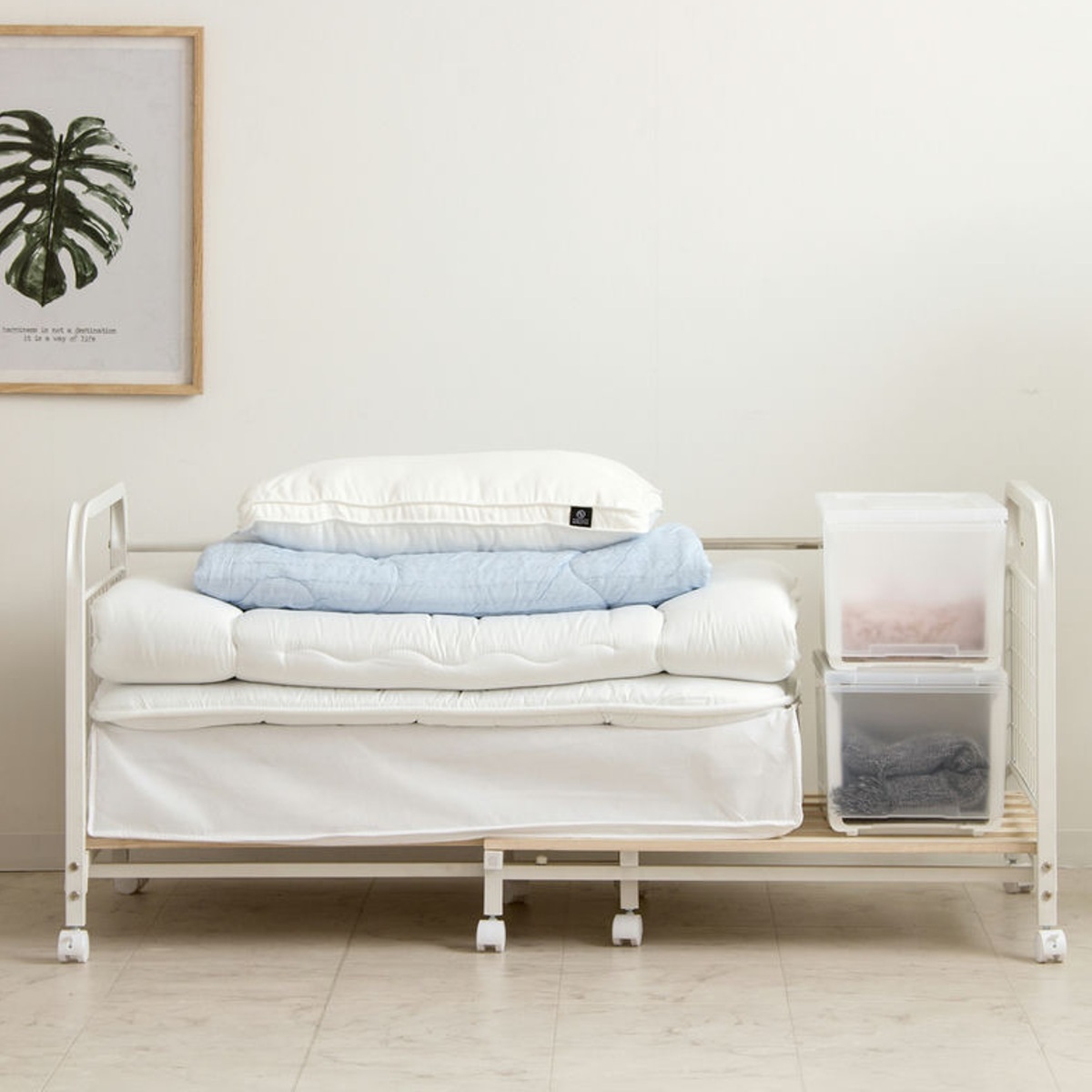 布団収納ラック 伸縮式 1段 奥行深型 幅82-147cm 奥行68cm 床板すのこ キャスター付き ( 布団 シングル 収納 寝具 ラック 台 ワゴン 収納ラック 3段階 高さ調節 押し入れ 通気性 棚 ふとん収納 白 ホワイト カビ 湿気 桐 簡単組立 )