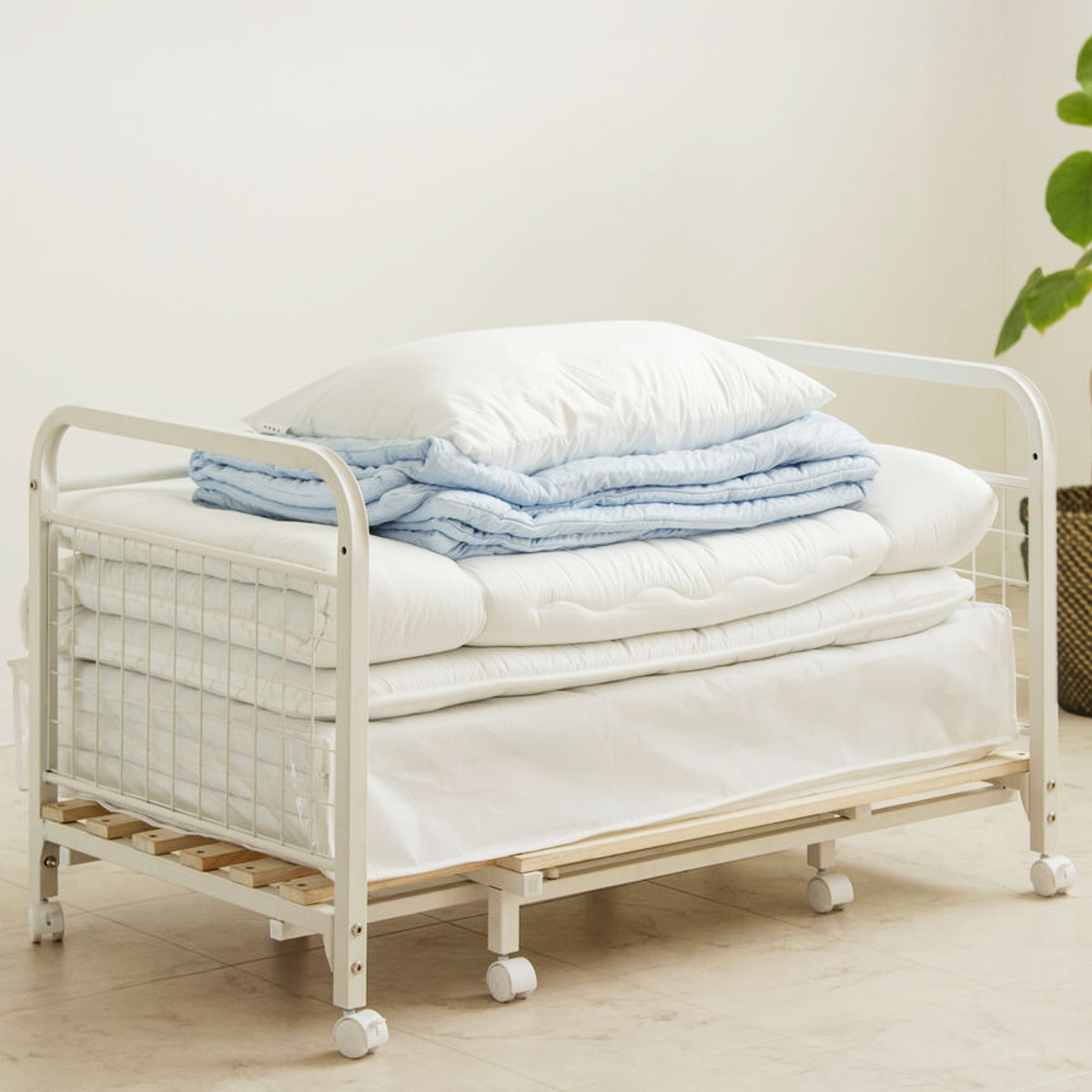 布団収納ラック 伸縮式 1段 奥行深型 幅82-147cm 奥行68cm 床板すのこ キャスター付き ( 布団 シングル 収納 寝具 ラック 台 ワゴン 収納ラック 3段階 高さ調節 押し入れ 通気性 棚 ふとん収納 白 ホワイト カビ 湿気 桐 簡単組立 )