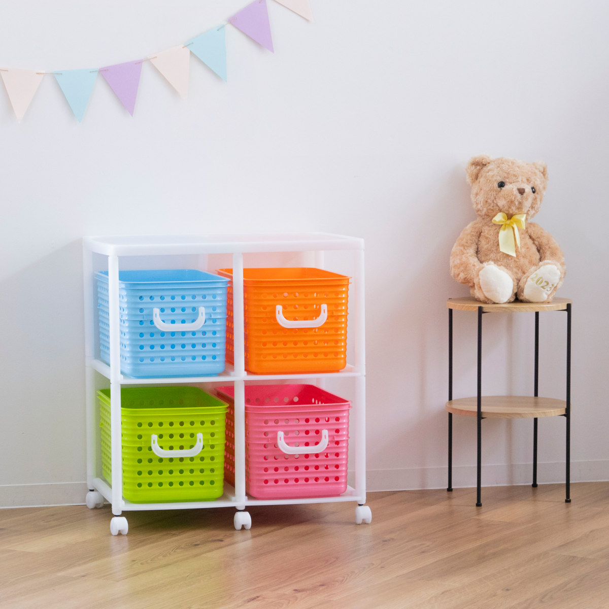 おもちゃ箱 幅66cm スリム バスケットラック 2段 キャスター付き バスケット 4個付き ( かご オモチャ入れ 収納ボックス ラック 衣類 収納 大容量 簡単組立 プラスチック 子供 子ども 引き出し ランドセルラック ランドリーラック ) 【ニュアンス】 ニュアンス