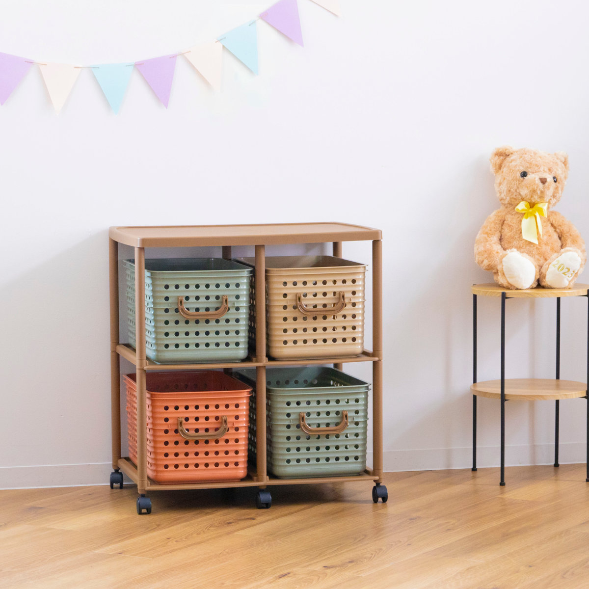 おもちゃ箱 幅66cm スリム バスケットラック 2段 キャスター付き バスケット 4個付き ( かご オモチャ入れ 収納ボックス ラック 衣類 収納 大容量 簡単組立 プラスチック 子供 子ども 引き出し ランドセルラック ランドリーラック ) 【ニュアンス】 ニュアンス
