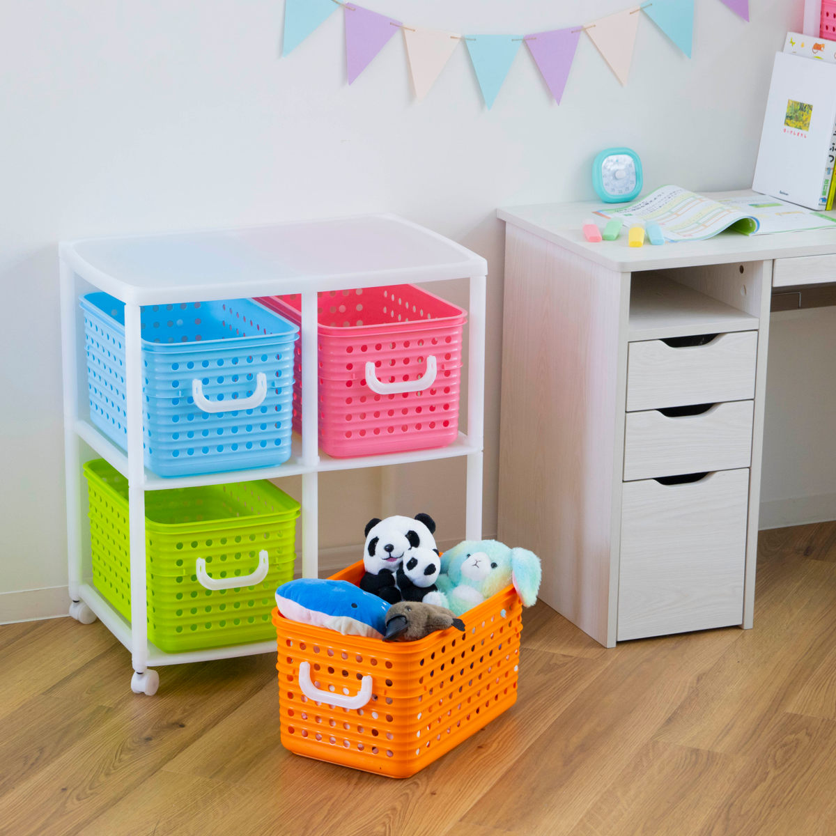 おもちゃ箱 幅66cm スリム バスケットラック 2段 キャスター付き バスケット 4個付き ( かご オモチャ入れ 収納ボックス ラック 衣類 収納 大容量 簡単組立 プラスチック 子供 子ども 引き出し ランドセルラック ランドリーラック ) 【ニュアンス】 ニュアンス