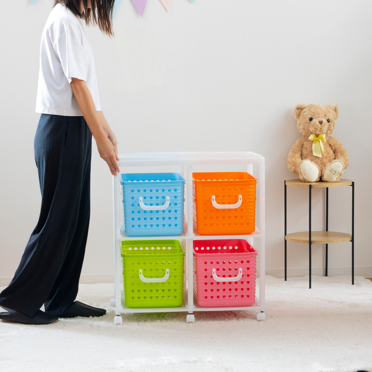 おもちゃ箱 幅66cm スリム バスケットラック 2段 キャスター付き バスケット 4個付き ( かご オモチャ入れ 収納ボックス ラック 衣類 収納 大容量 簡単組立 プラスチック 子供 子ども 引き出し ランドセルラック ランドリーラック ) 【ニュアンス】 ニュアンス