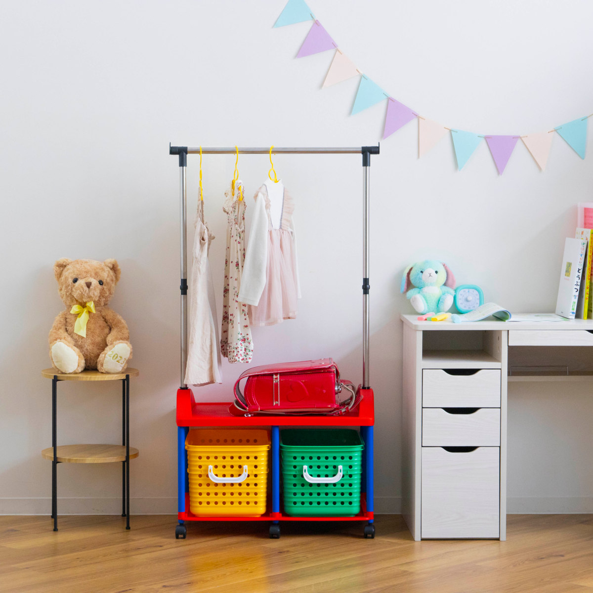 ハンガーラック 幅66cm キッズ収納 バスケット 2個付き ( ランドセルラック 洋服掛け おもちゃ箱 オモチャ入れ 収納 ポールハンガー 簡単組立 ラック 衣類 引き出し キャスター付き プラスチック製 子供 かご パイプハンガー )