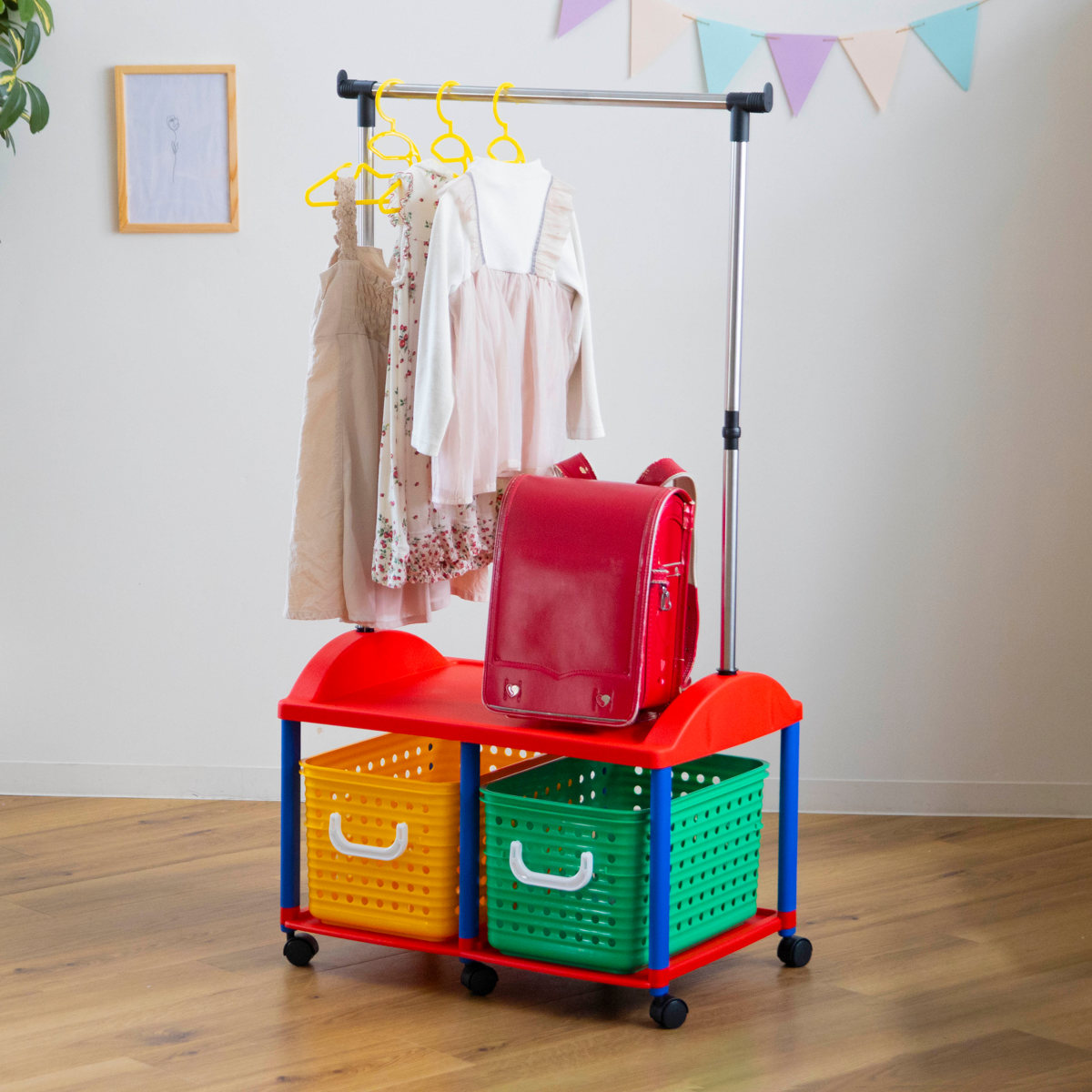 ハンガーラック 幅66cm キッズ収納 バスケット 2個付き ( ランドセルラック 洋服掛け おもちゃ箱 オモチャ入れ 収納 ポールハンガー 簡単組立 ラック 衣類 引き出し キャスター付き プラスチック製 子供 かご パイプハンガー )