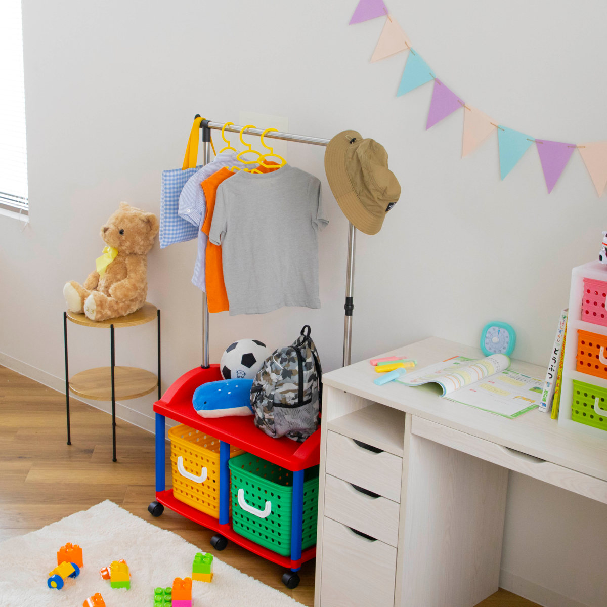 ハンガーラック 幅66cm キッズ収納 バスケット 2個付き ( ランドセルラック 洋服掛け おもちゃ箱 オモチャ入れ 収納 ポールハンガー 簡単組立 ラック 衣類 引き出し キャスター付き プラスチック製 子供 かご パイプハンガー )