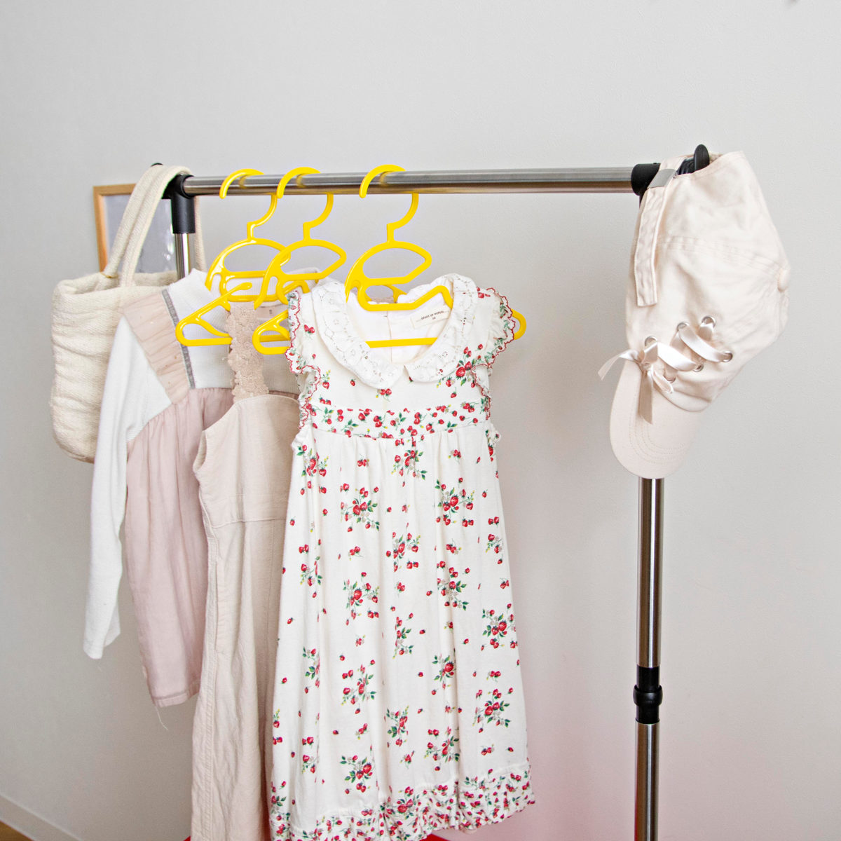 ハンガーラック 幅66cm キッズ収納 バスケット 2個付き ( ランドセルラック 洋服掛け おもちゃ箱 オモチャ入れ 収納 ポールハンガー 簡単組立 ラック 衣類 引き出し キャスター付き プラスチック製 子供 かご パイプハンガー )