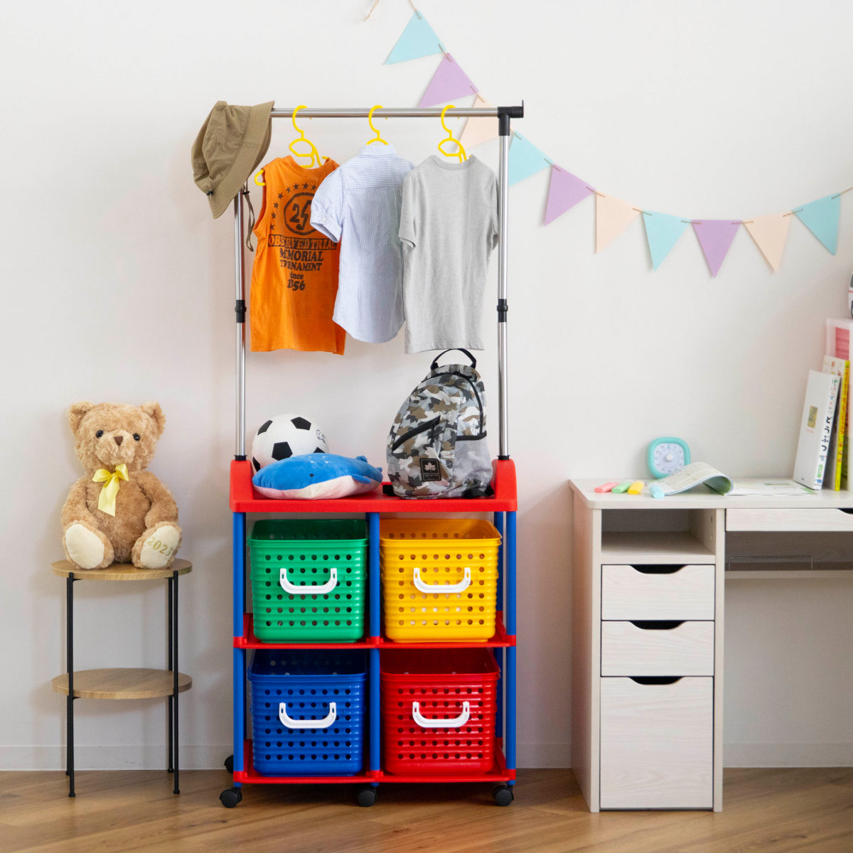 ハンガーラック 幅66cm 2段 キッズ収納 バスケット 4個付き ( ランドセルラック 洋服掛け おもちゃ箱 オモチャ入れ 収納 パイプハンガー 簡単組立 ポールハンガー 大容量 ラック 衣類 引き出し キャスター付き プラスチック製 子供 )