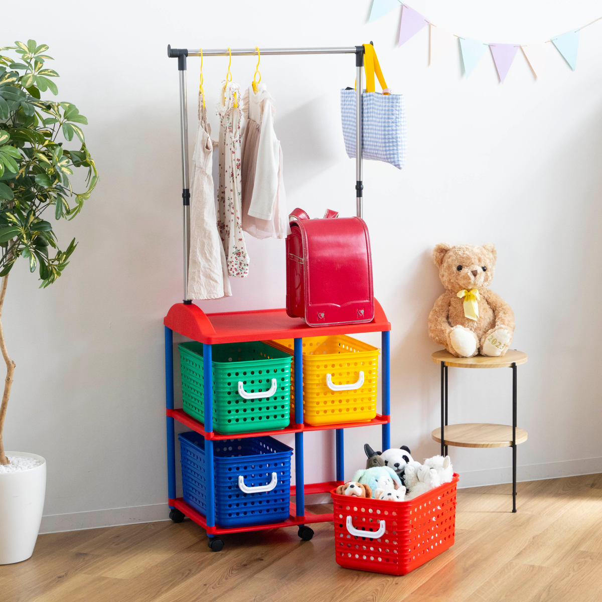 ハンガーラック 幅66cm 2段 キッズ収納 バスケット 4個付き ( ランドセルラック 洋服掛け おもちゃ箱 オモチャ入れ 収納 パイプハンガー 簡単組立 ポールハンガー 大容量 ラック 衣類 引き出し キャスター付き プラスチック製 子供 )
