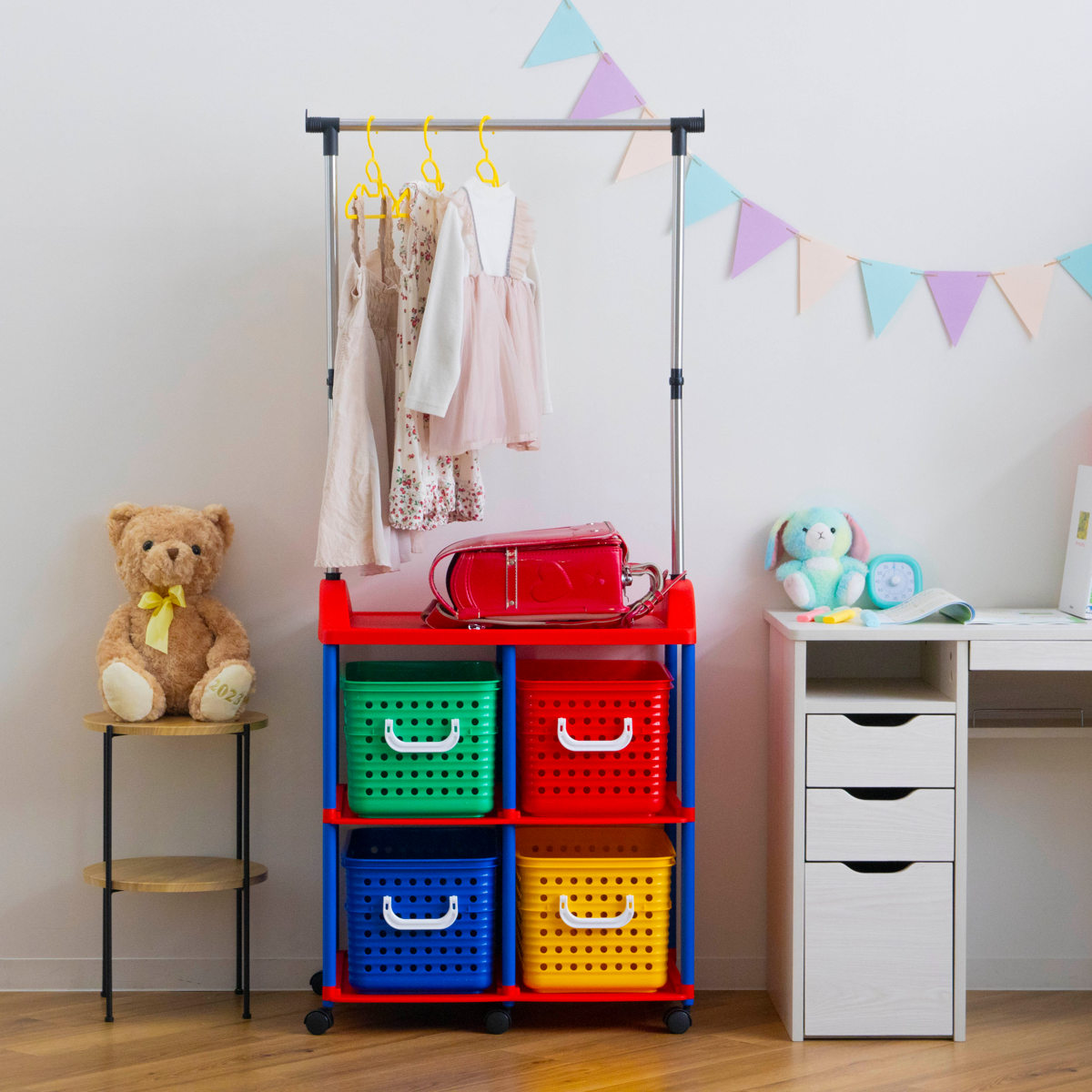 ハンガーラック 幅66cm 2段 キッズ収納 バスケット 4個付き ( ランドセルラック 洋服掛け おもちゃ箱 オモチャ入れ 収納 パイプハンガー 簡単組立 ポールハンガー 大容量 ラック 衣類 引き出し キャスター付き プラスチック製 子供 )