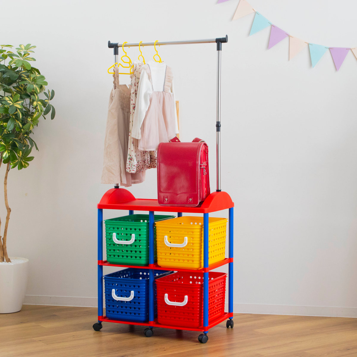 ハンガーラック 幅66cm 2段 キッズ収納 バスケット 4個付き ( ランドセルラック 洋服掛け おもちゃ箱 オモチャ入れ 収納 パイプハンガー 簡単組立 ポールハンガー 大容量 ラック 衣類 引き出し キャスター付き プラスチック製 子供 )