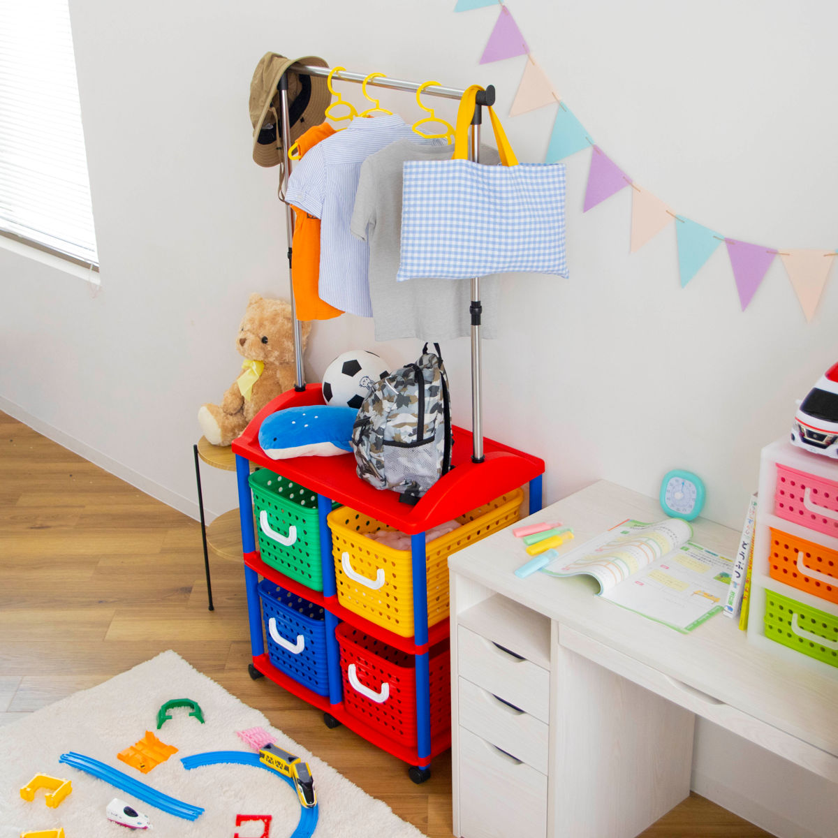 ハンガーラック 幅66cm 2段 キッズ収納 バスケット 4個付き ( ランドセルラック 洋服掛け おもちゃ箱 オモチャ入れ 収納 パイプハンガー 簡単組立 ポールハンガー 大容量 ラック 衣類 引き出し キャスター付き プラスチック製 子供 )