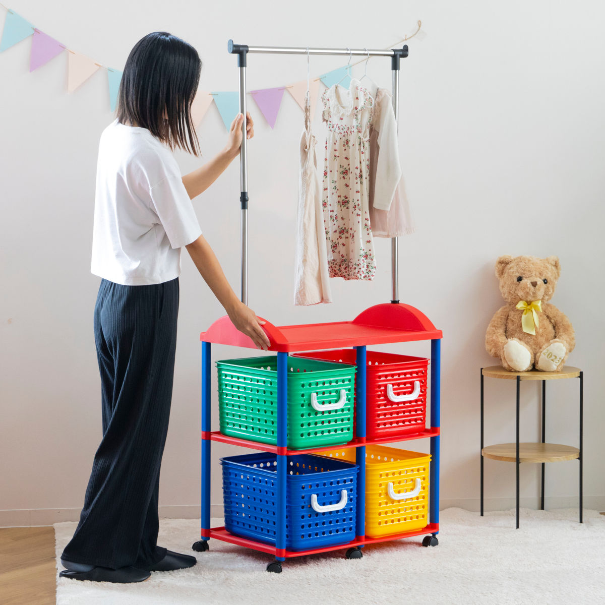 ハンガーラック 幅66cm 2段 キッズ収納 バスケット 4個付き ( ランドセルラック 洋服掛け おもちゃ箱 オモチャ入れ 収納 パイプハンガー 簡単組立 ポールハンガー 大容量 ラック 衣類 引き出し キャスター付き プラスチック製 子供 )