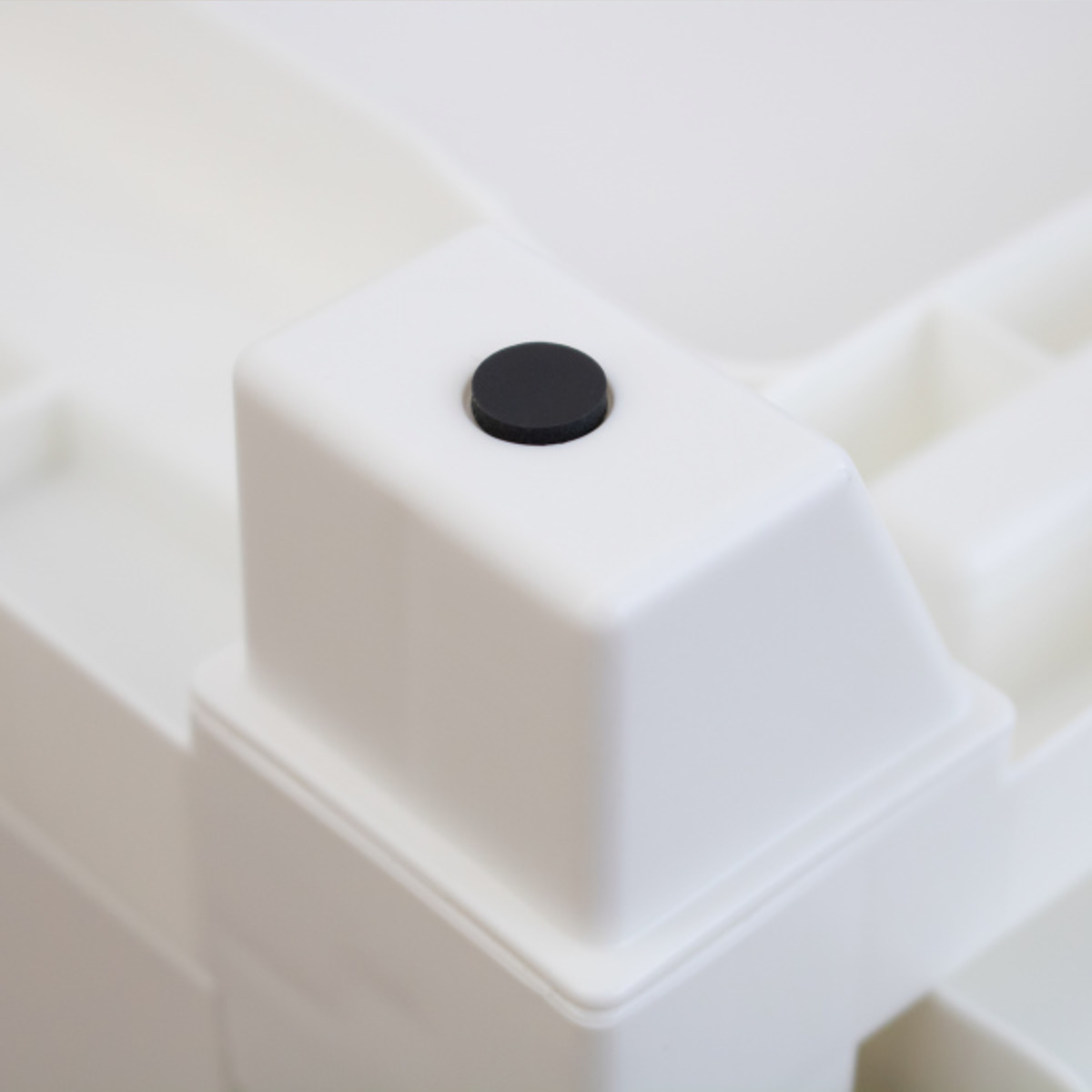 チェスト 壁付き デコニーシーヴォ ワイド 5段 幅54×奥行41.7×高さ106.1cm ( 収納 収納チェスト 脚付き リビング収納 プラスチック ホコリが入りにくい 中が透けない 引き出し タンス 収納ケース 衣類収納 ランドリー収納 日本製 ) 【ホワイト】 ホワイト