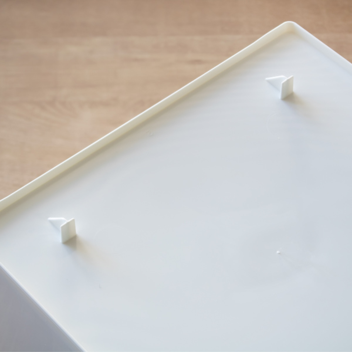 チェスト 壁付き デコニーシーヴォ ワイド 5段 幅54×奥行41.7×高さ106.1cm ( 収納 収納チェスト 脚付き リビング収納 プラスチック ホコリが入りにくい 中が透けない 引き出し タンス 収納ケース 衣類収納 ランドリー収納 日本製 ) 【ホワイト】 ホワイト