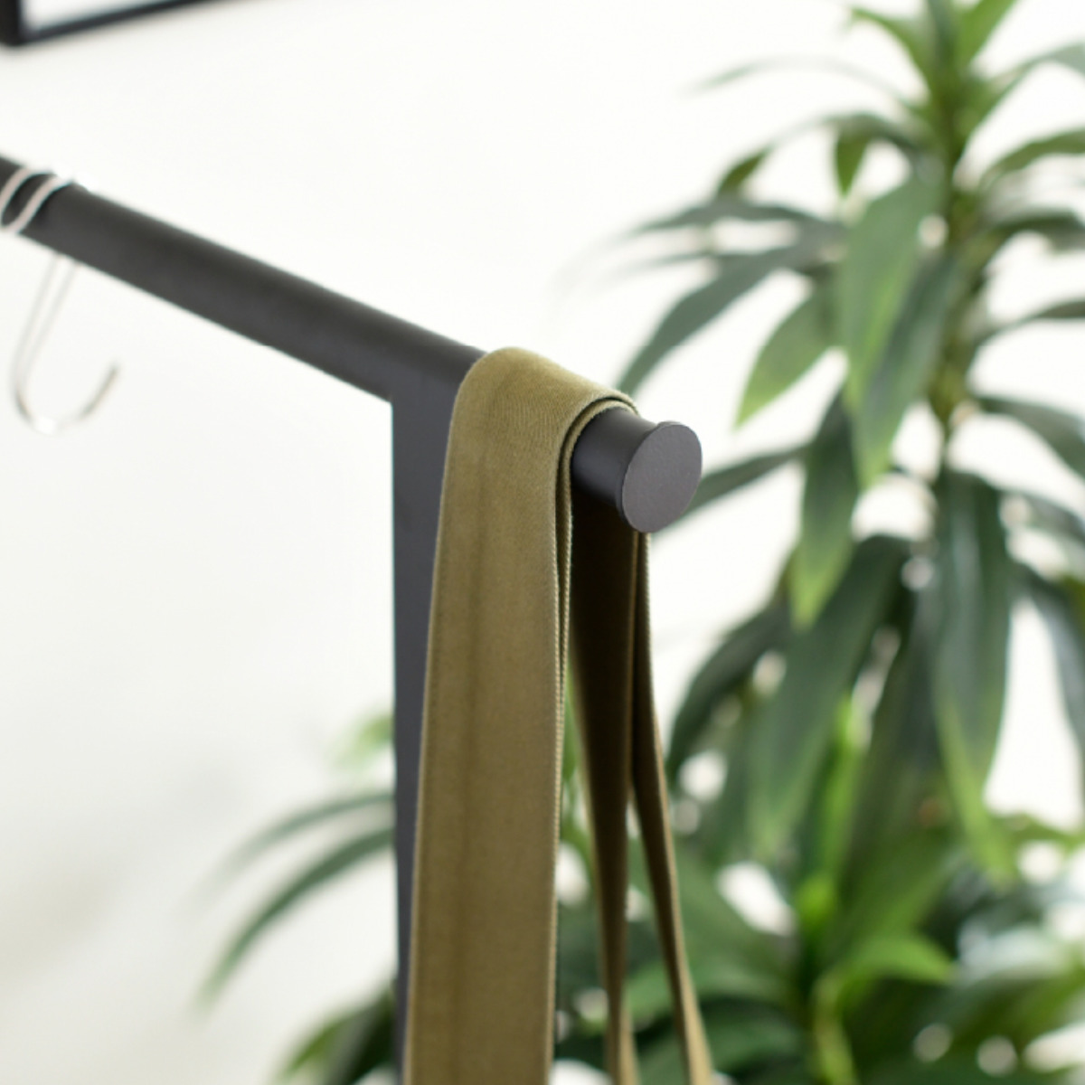 ベッド上 ハンガーラック 幅110cm ヘッドボード ( 衣類収納 棚 ラック ハンガー 後付け ベッドサイド ポールハンガー コート掛け ディスプレイ 飾り棚 マガジンラック 収納 家具 )