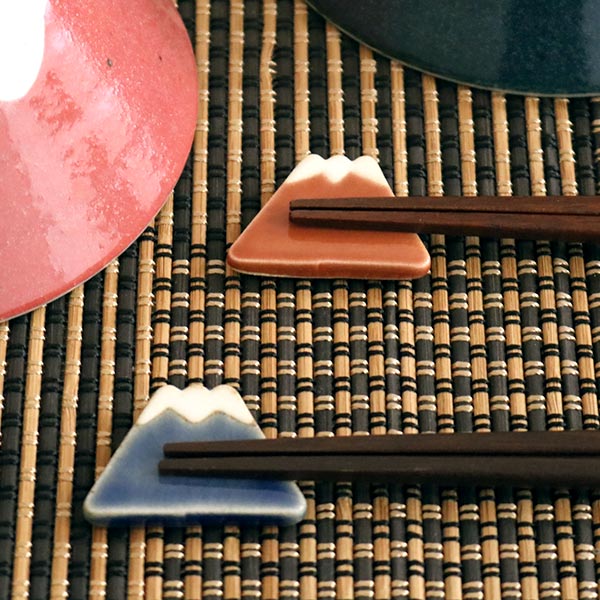 箸置き 4cm 富士山 平富士 陶器 日本製 同色5個セット ( 箸置 箸枕 カトラリーレスト 箸休め 箸台 はしおき 富士山型 平面 カトラリー 箸 フォーク スプーン ナイフ 置き レスト ) 【赤】 赤