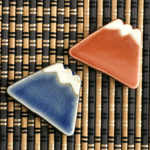 箸置き 4cm 富士山 平富士 陶器 日本製 同色5個セット ( 箸置 箸枕 カトラリーレスト 箸休め 箸台 はしおき 富士山型 平面 カトラリー 箸 フォーク スプーン ナイフ 置き レスト ) 【赤】 赤