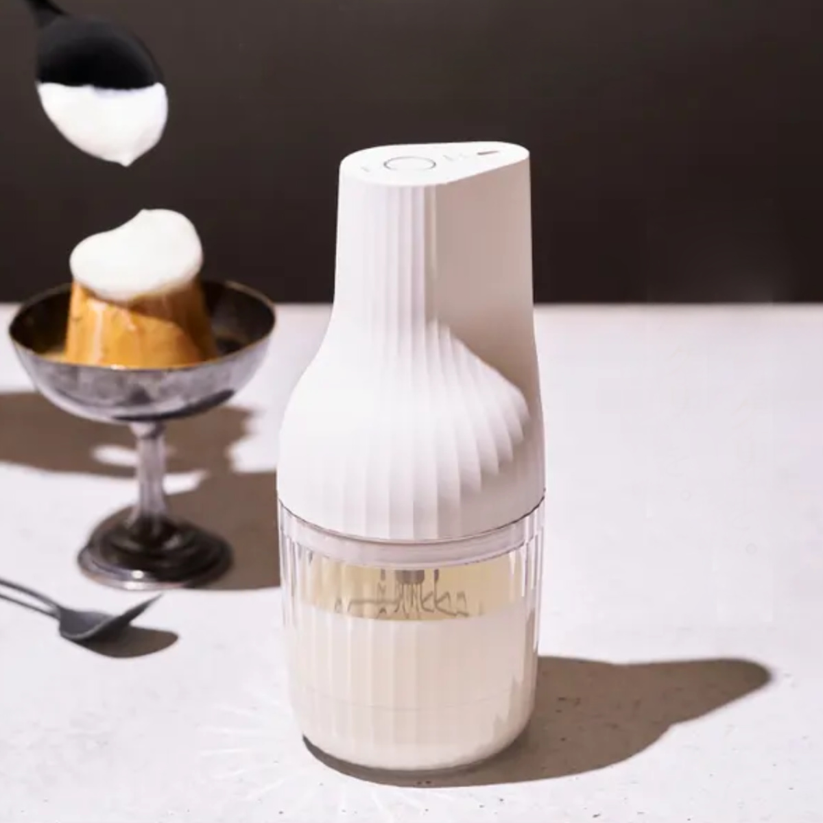 泡立て器 電動 自動生クリームホイッパー 生クリッチ namacrich ( 生クリーム コードレス 充電式 コンパクト 自動 ミニ泡だて器 ホイッパー ホイップクリーム ケーキ 製菓用品 おしゃれ 簡単操作 )