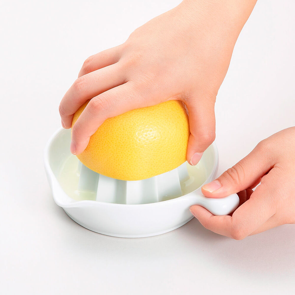 絞り器 グレープフルーツ絞り器 SELECT100 貝印 ( 絞り 搾り ジューサー スクイーザー 手動 果汁しぼり器 セラミック 食洗機対応 両口 受皿式 果物 ジュース 搾り器 磁器 フレッシュジュース サワー カクテル フルーツ 日本製 白 )