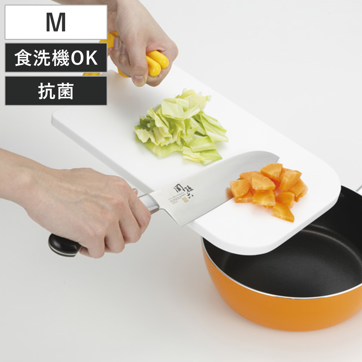 まな板 M 290×210 耐熱抗菌ハンギングまな板 食洗機対応 貝印 （ まないた カッティングボード シンク 軽い 抗菌 軽量 自立 スタンド式 両面使える 取っ手付き 下ごしらえ キッチンツール 調理器具 ）