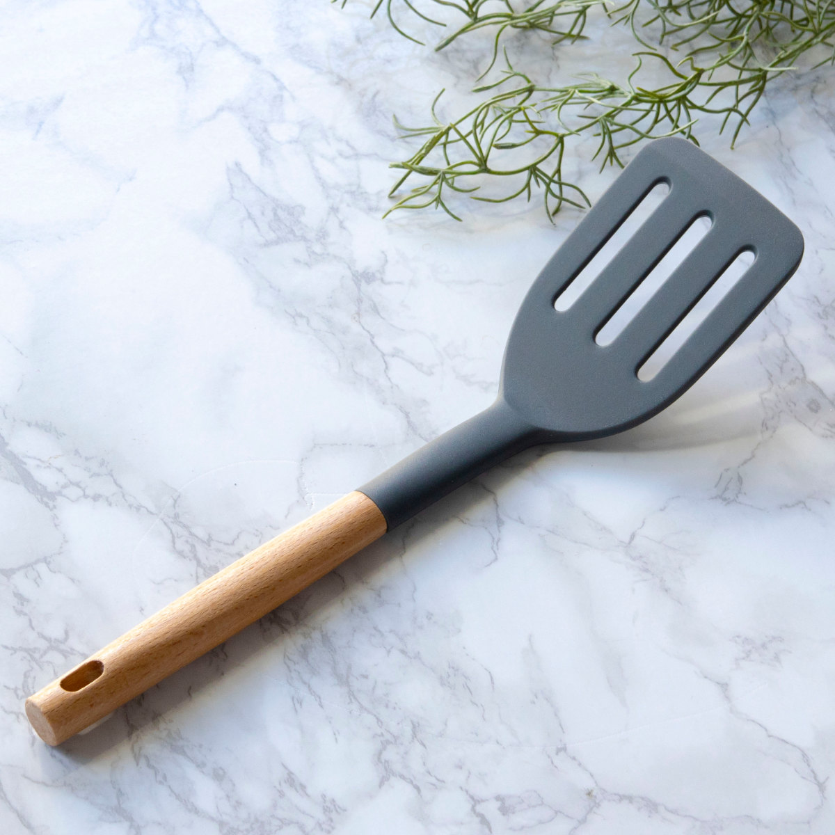 ターナー kiricon シリコン製 木柄 貝印 ( シリコーン キッチンツール フライ返し フライパン返し ヘラ へら ビーター 木製ハンドル 穴あきターナー キッチン 料理用 調理用 下ごしらえ 調理器具 )