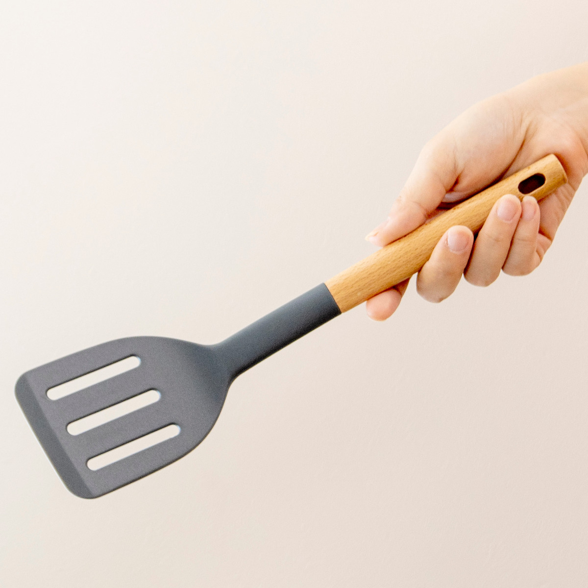 ターナー kiricon シリコン製 木柄 貝印 ( シリコーン キッチンツール フライ返し フライパン返し ヘラ へら ビーター 木製ハンドル 穴あきターナー キッチン 料理用 調理用 下ごしらえ 調理器具 )