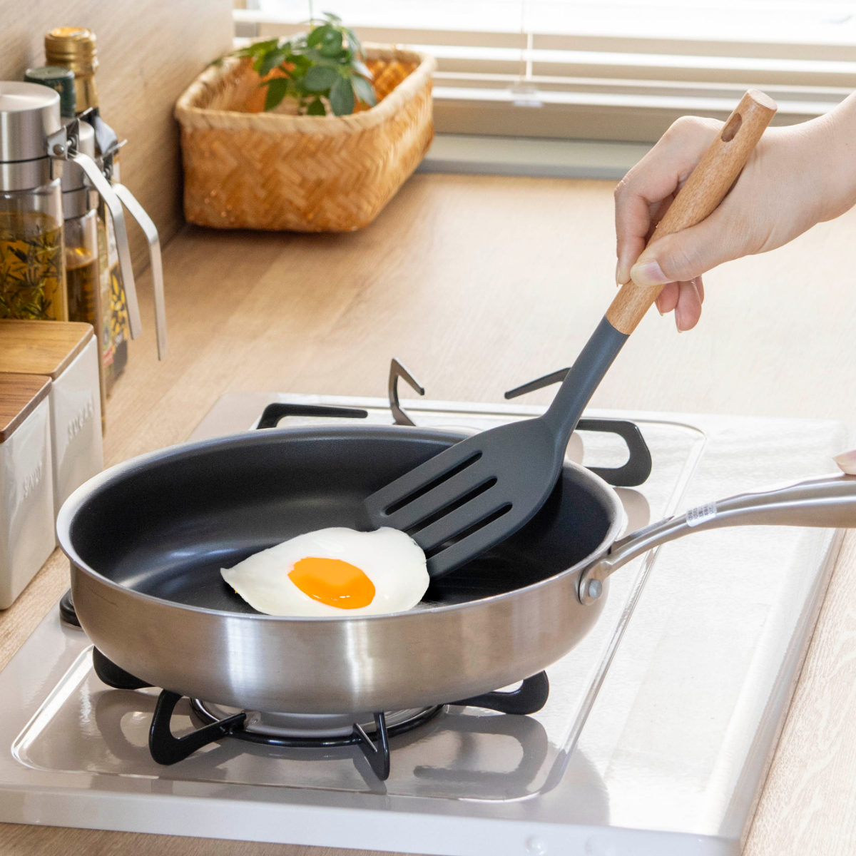 ターナー kiricon シリコン製 木柄 貝印 ( シリコーン キッチンツール フライ返し フライパン返し ヘラ へら ビーター 木製ハンドル 穴あきターナー キッチン 料理用 調理用 下ごしらえ 調理器具 )