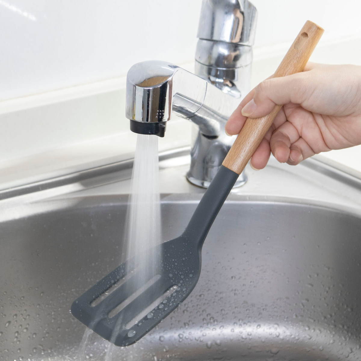 ターナー kiricon シリコン製 木柄 貝印 ( シリコーン キッチンツール フライ返し フライパン返し ヘラ へら ビーター 木製ハンドル 穴あきターナー キッチン 料理用 調理用 下ごしらえ 調理器具 )