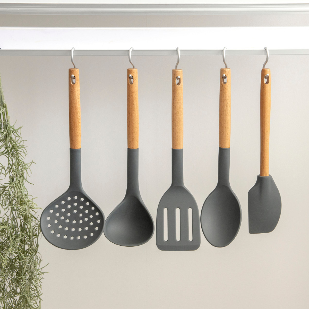 ターナー kiricon シリコン製 木柄 貝印 ( シリコーン キッチンツール フライ返し フライパン返し ヘラ へら ビーター 木製ハンドル 穴あきターナー キッチン 料理用 調理用 下ごしらえ 調理器具 )