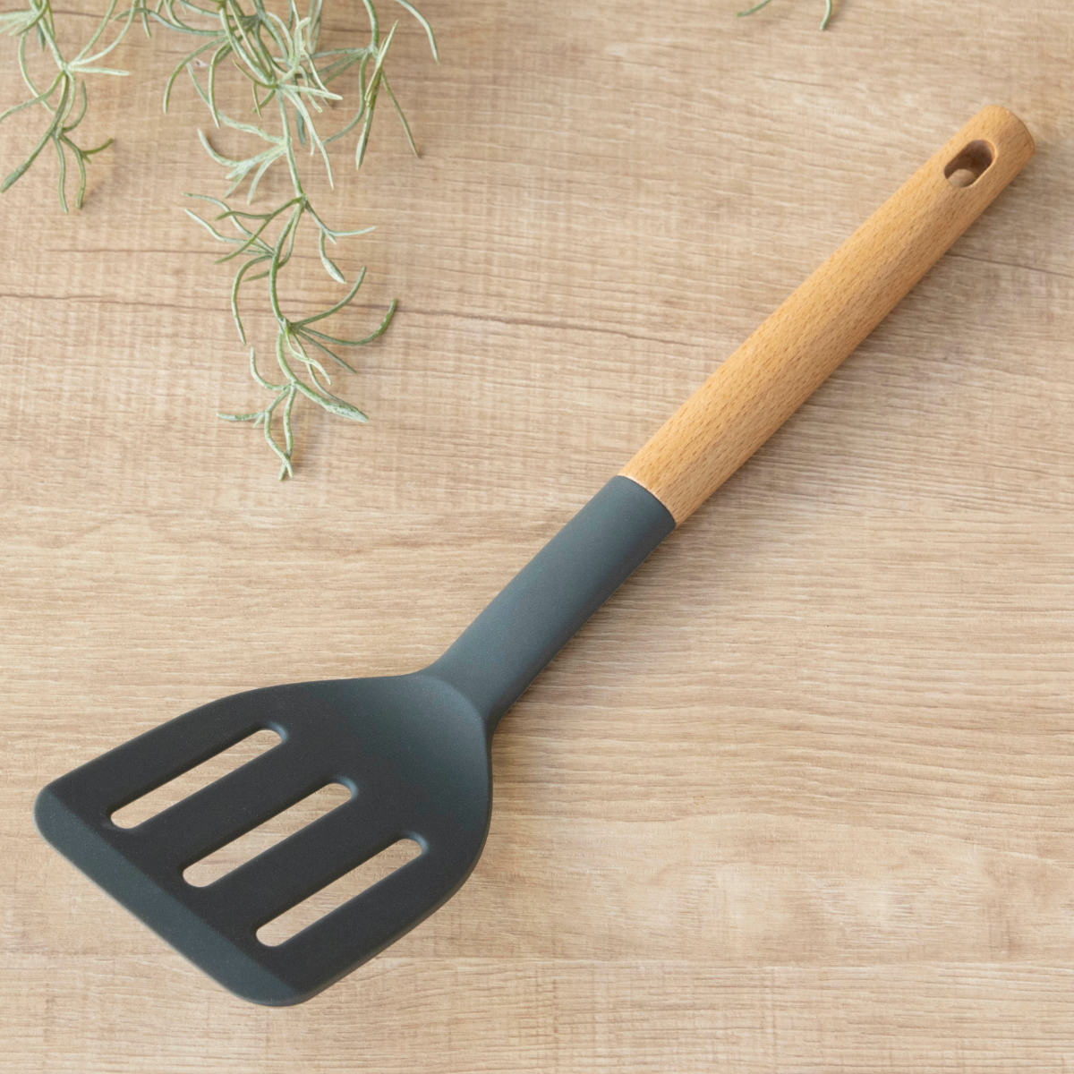 ターナー kiricon シリコン製 木柄 貝印 ( シリコーン キッチンツール フライ返し フライパン返し ヘラ へら ビーター 木製ハンドル 穴あきターナー キッチン 料理用 調理用 下ごしらえ 調理器具 )