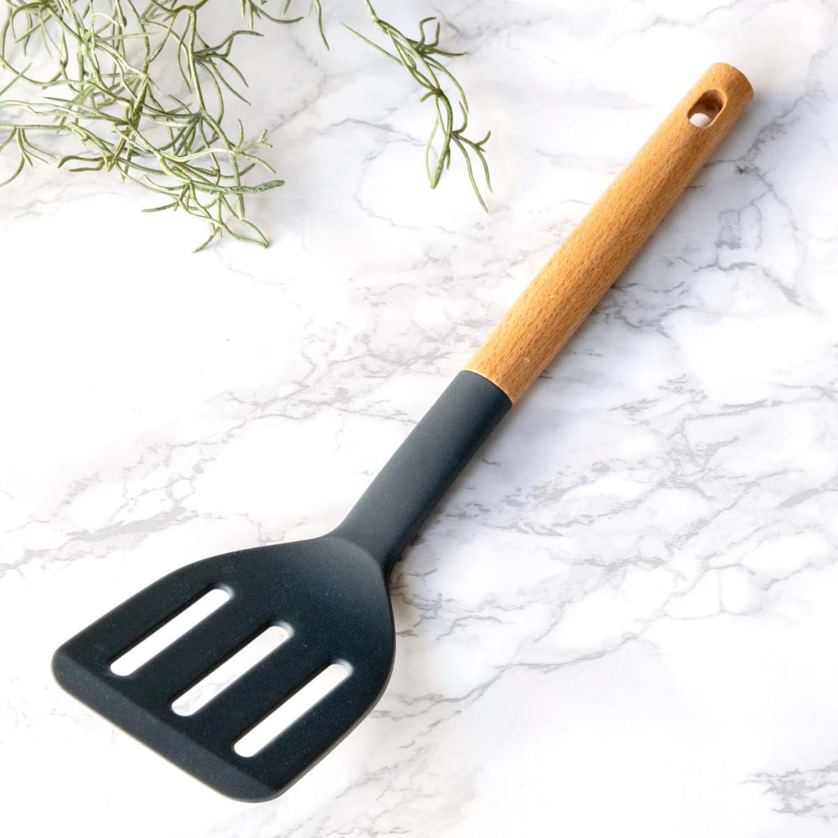 ターナー kiricon シリコン製 木柄 貝印 ( シリコーン キッチンツール フライ返し フライパン返し ヘラ へら ビーター 木製ハンドル 穴あきターナー キッチン 料理用 調理用 下ごしらえ 調理器具 )