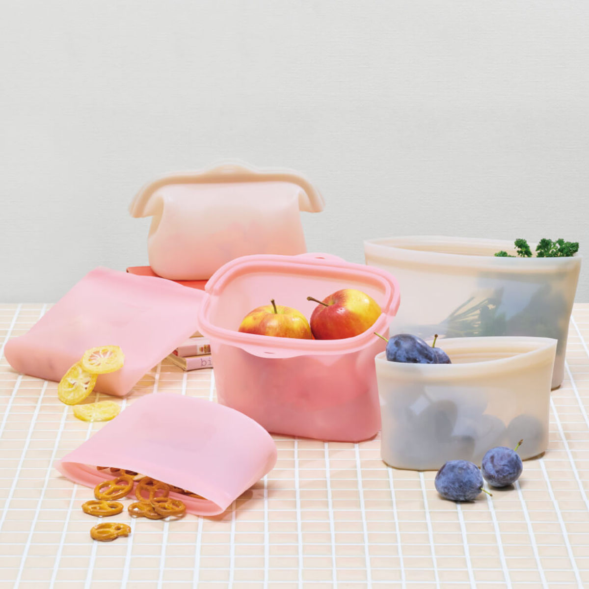 保存袋 1000ml シリコーン保存バッグ 自立型 しっかり口が開くマルチシリコーンバッグ 貝印 ( 電子レンジ対応 食洗機対応 シリコン 保存容器 シリコンバッグ 1L シリコーンバッグ シリコン容器 ジップバッグ フリーザーバッグ ) 【オールドラズベリー】 オールドラズベリー