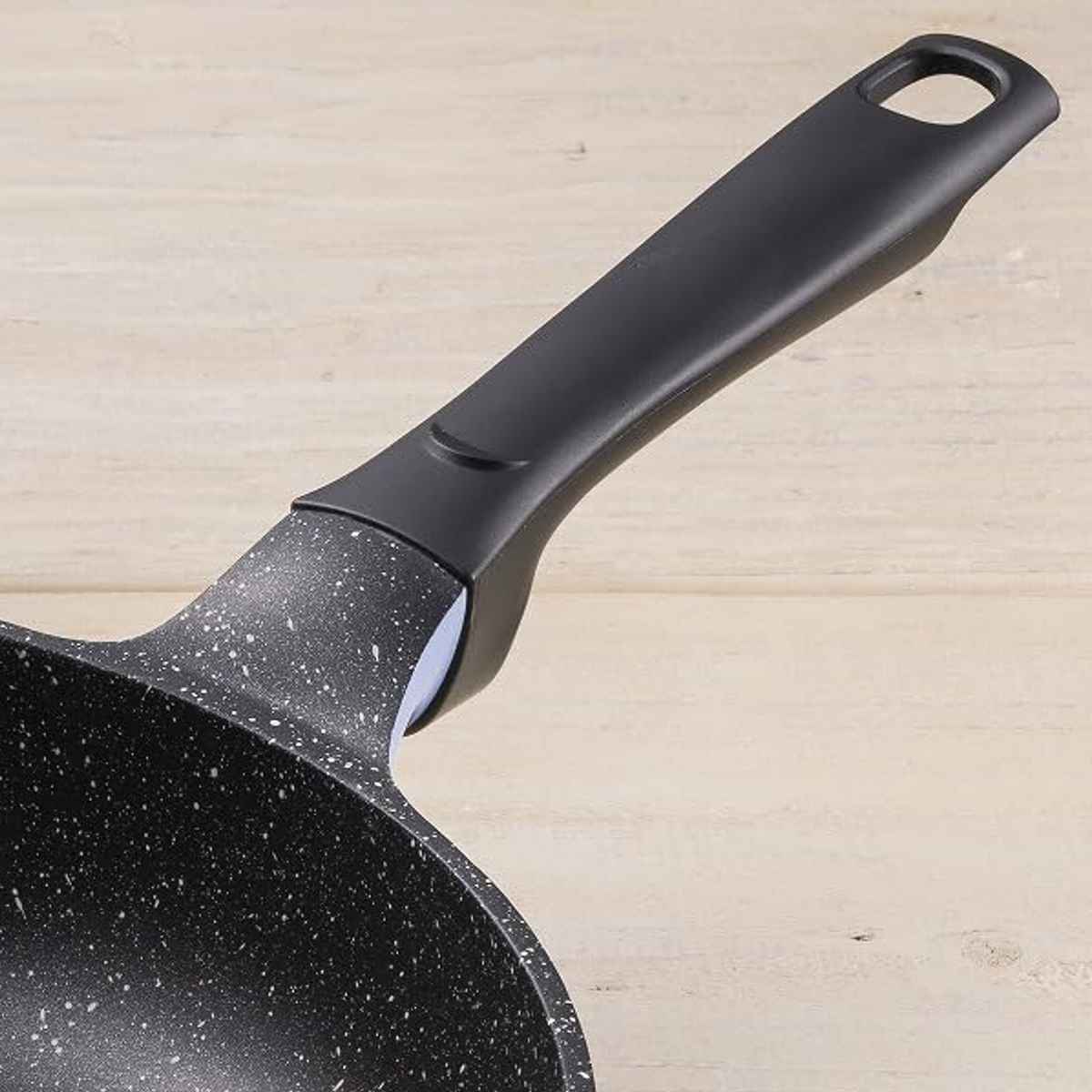 フライパン 26cm ラクカルフライパン フッ素加工 貝印 ( ガス火専用 炒め鍋 いため鍋 ふっ素加工 軽量 軽い 26センチ フッ素コーティング アルミ製 こびりつきにくい 焦げ付きにくい 調理用品 )