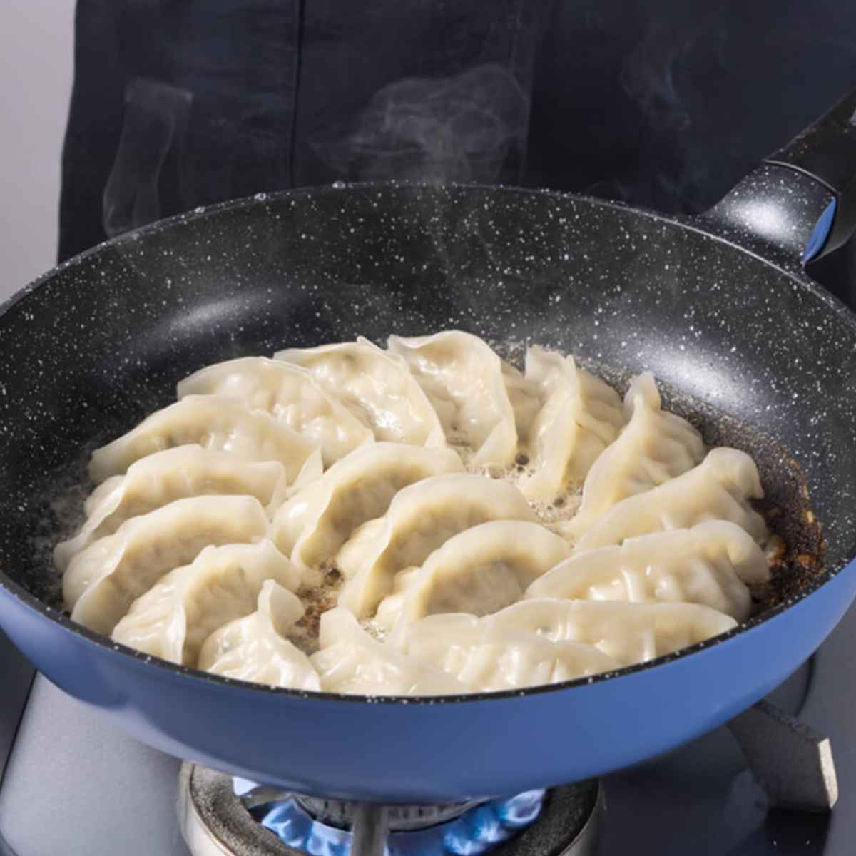 フライパン 28cm ラクカルフライパン フッ素加工 貝印 ( ガス火専用 炒め鍋 いため鍋 ふっ素加工 軽量 軽い 28センチ フッ素コーティング アルミ製 こびりつきにくい 焦げ付きにくい 調理用品 )