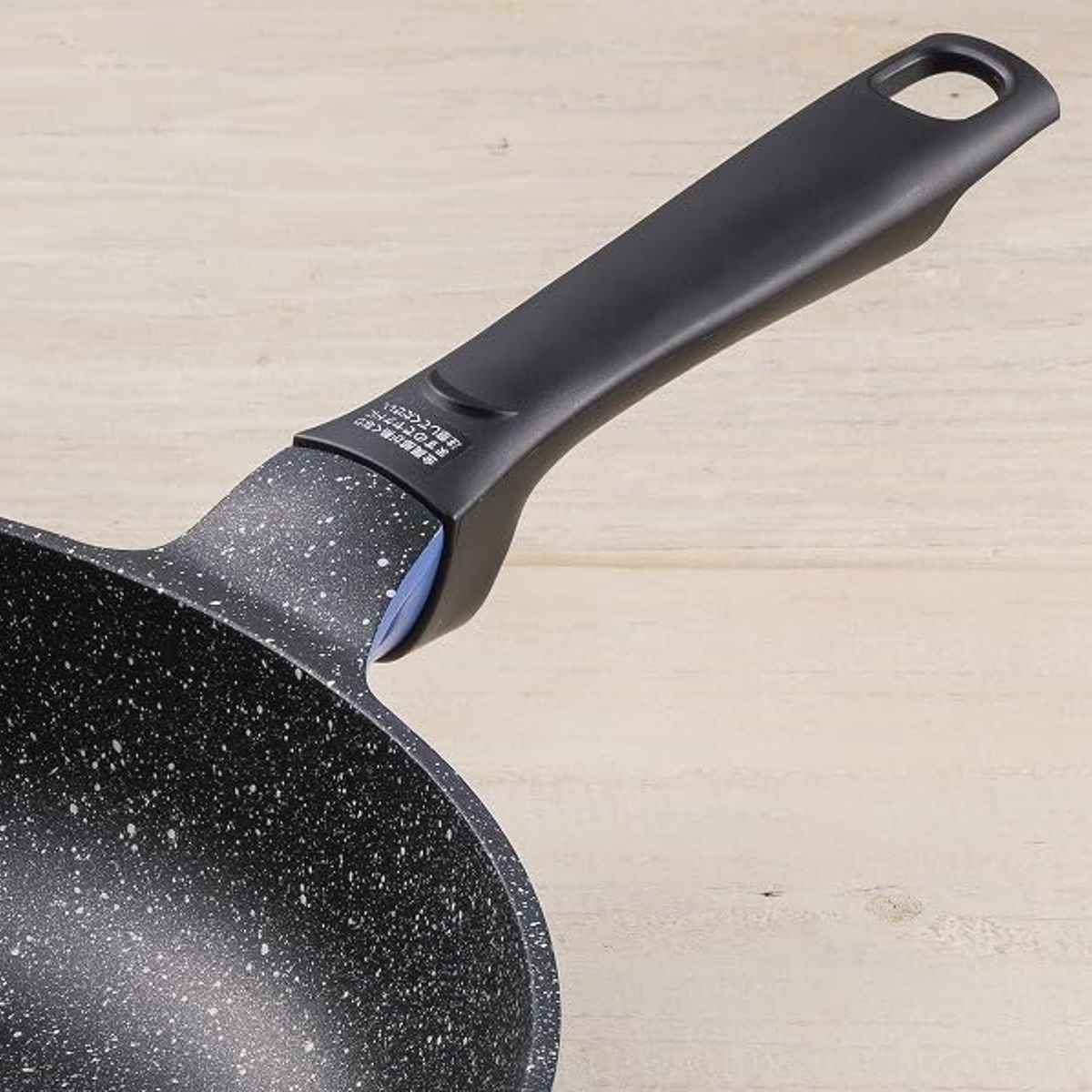 フライパン 28cm ラクカルフライパン フッ素加工 貝印 ( ガス火専用 炒め鍋 いため鍋 ふっ素加工 軽量 軽い 28センチ フッ素コーティング アルミ製 こびりつきにくい 焦げ付きにくい 調理用品 )