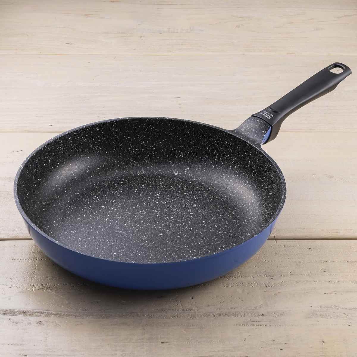 フライパン 28cm ラクカルフライパン フッ素加工 貝印 ( ガス火専用 炒め鍋 いため鍋 ふっ素加工 軽量 軽い 28センチ フッ素コーティング アルミ製 こびりつきにくい 焦げ付きにくい 調理用品 )