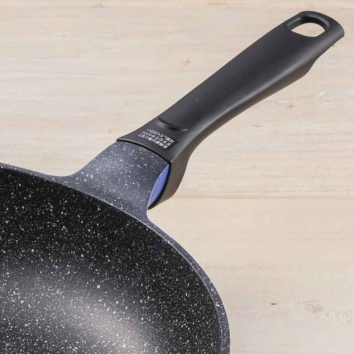 フライパン 30cm ラクカルフライパン フッ素加工 貝印 ( ガス火専用 炒め鍋 いため鍋 ふっ素加工 軽量 軽い 30センチ フッ素コーティング アルミ製 こびりつきにくい 焦げ付きにくい 大きい 調理用品 )