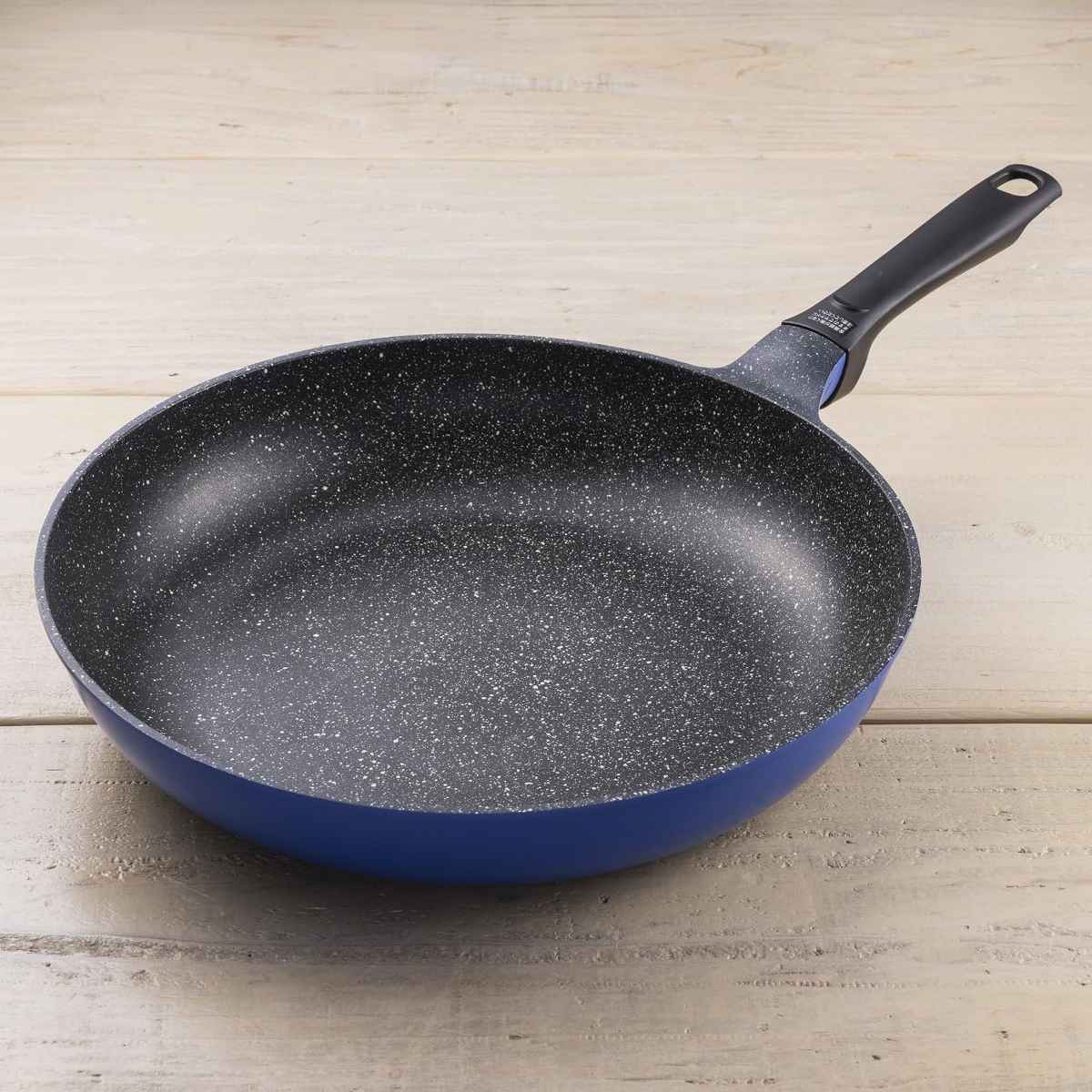 フライパン 30cm ラクカルフライパン フッ素加工 貝印 ( ガス火専用 炒め鍋 いため鍋 ふっ素加工 軽量 軽い 30センチ フッ素コーティング アルミ製 こびりつきにくい 焦げ付きにくい 大きい 調理用品 )