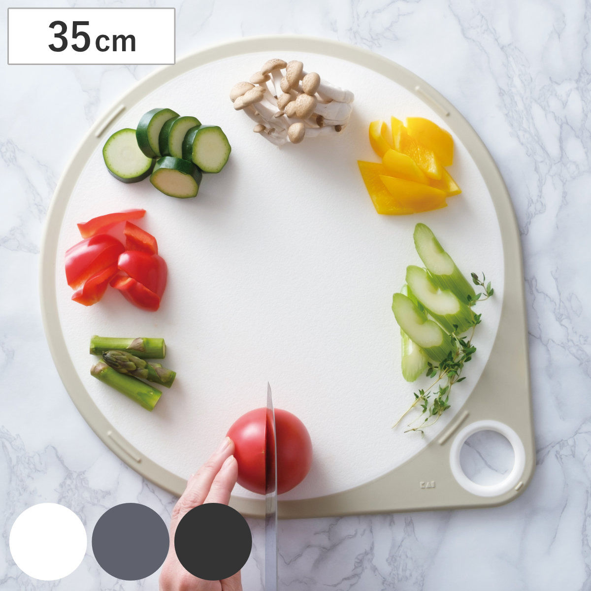 丸いまな板 35cm 耐熱エラストマー 滑り止め付き 貝印 （ まな板 カッティングボード まないた 丸型 円 円形 丸まな板 衛生的 おしゃれ 薄型 エンボス加工 洗いやすい お手入れ簡単 滑りにくい キッチン用品 ） 【チャコールグレー】