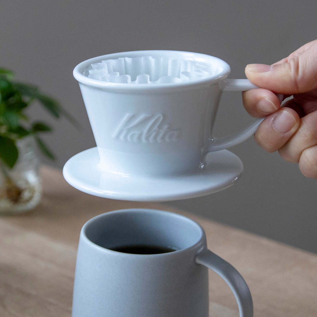 Kalita カリタ HA155 ドリッパー ウェーブ ( 1~2人用 磁器 波佐見焼 日本製 三つ穴構造 ドリップ コーヒー コーヒードリッパー おしゃれ シンプル 珈琲 用品 器具 コーヒーウェア ハンドドリップ 3つ穴 )