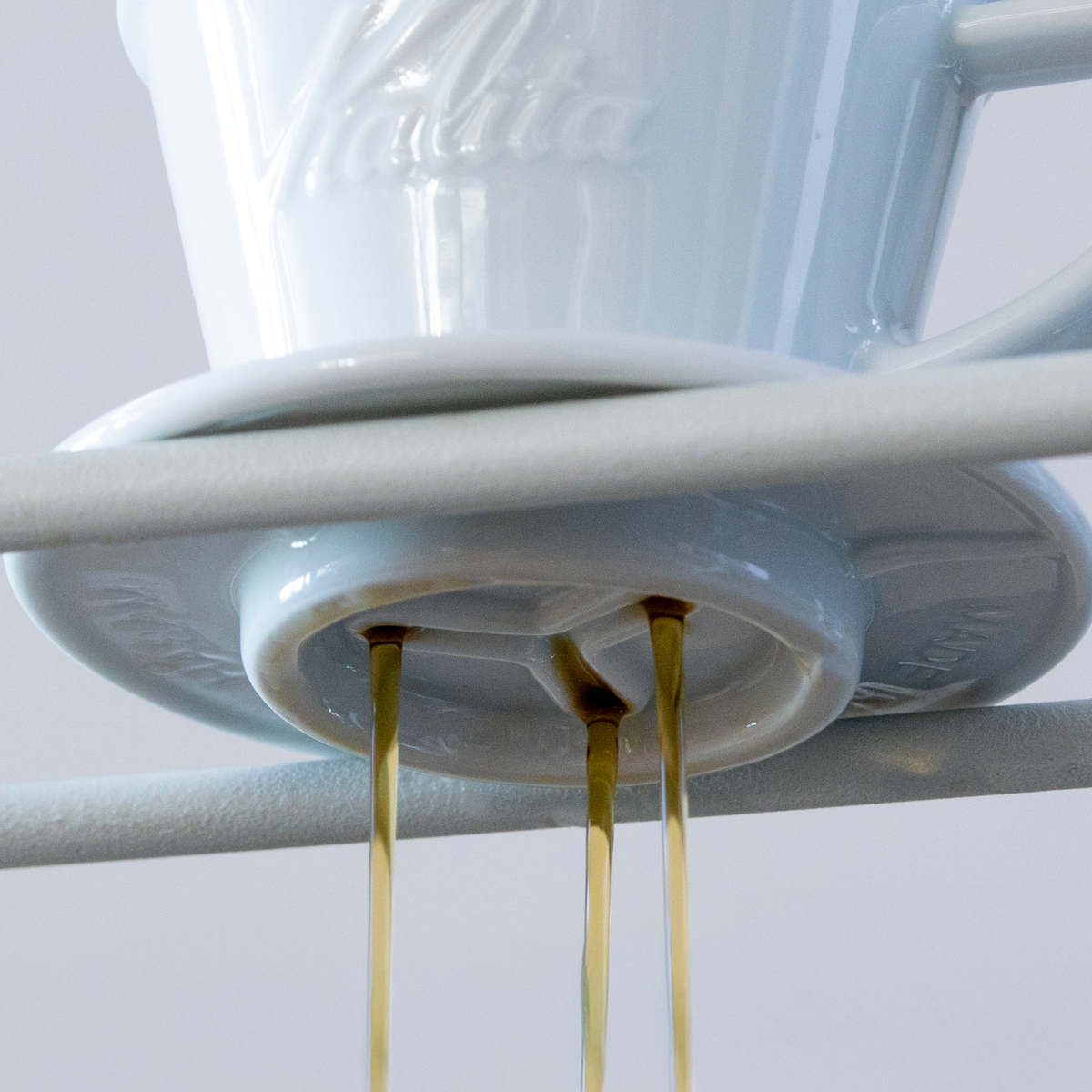 Kalita カリタ HA155 ドリッパー ウェーブ ( 1~2人用 磁器 波佐見焼 日本製 三つ穴構造 ドリップ コーヒー コーヒードリッパー おしゃれ シンプル 珈琲 用品 器具 コーヒーウェア ハンドドリップ 3つ穴 )