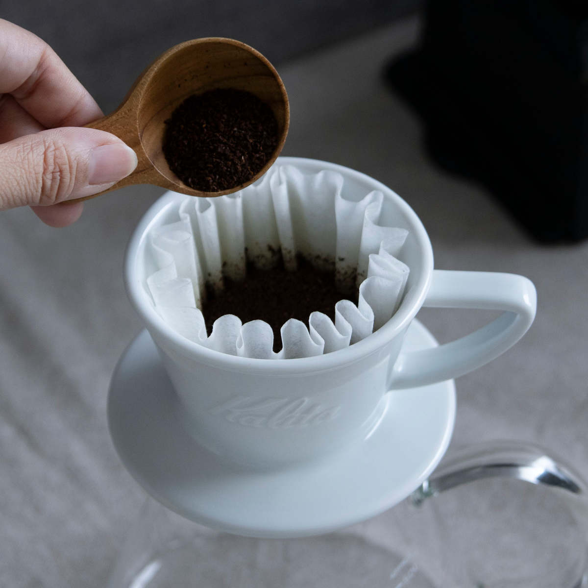 Kalita カリタ HA155 ドリッパー ウェーブ ( 1~2人用 磁器 波佐見焼 日本製 三つ穴構造 ドリップ コーヒー コーヒードリッパー おしゃれ シンプル 珈琲 用品 器具 コーヒーウェア ハンドドリップ 3つ穴 )