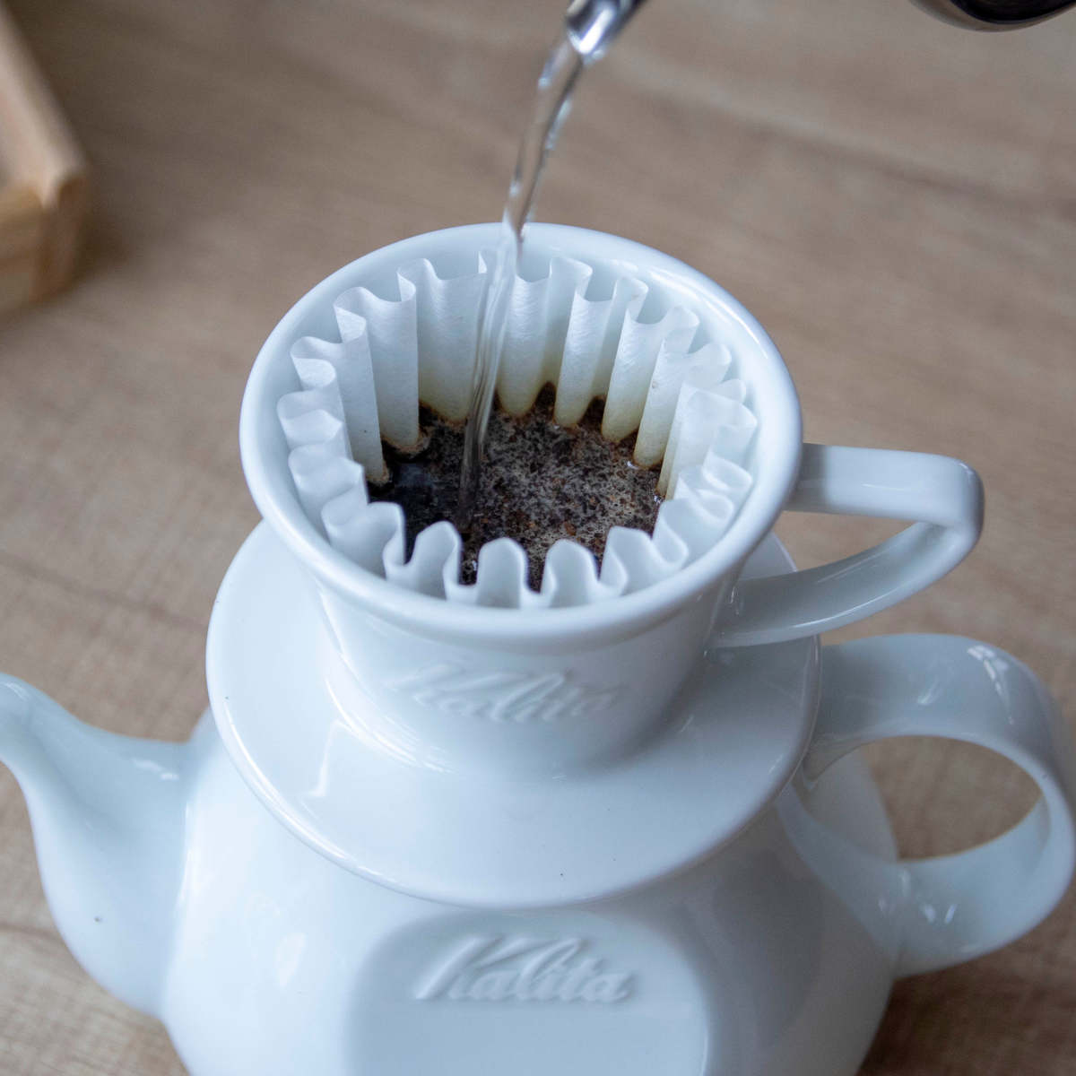 Kalita カリタ HA155 ドリッパー ウェーブ ( 1~2人用 磁器 波佐見焼 日本製 三つ穴構造 ドリップ コーヒー コーヒードリッパー おしゃれ シンプル 珈琲 用品 器具 コーヒーウェア ハンドドリップ 3つ穴 )