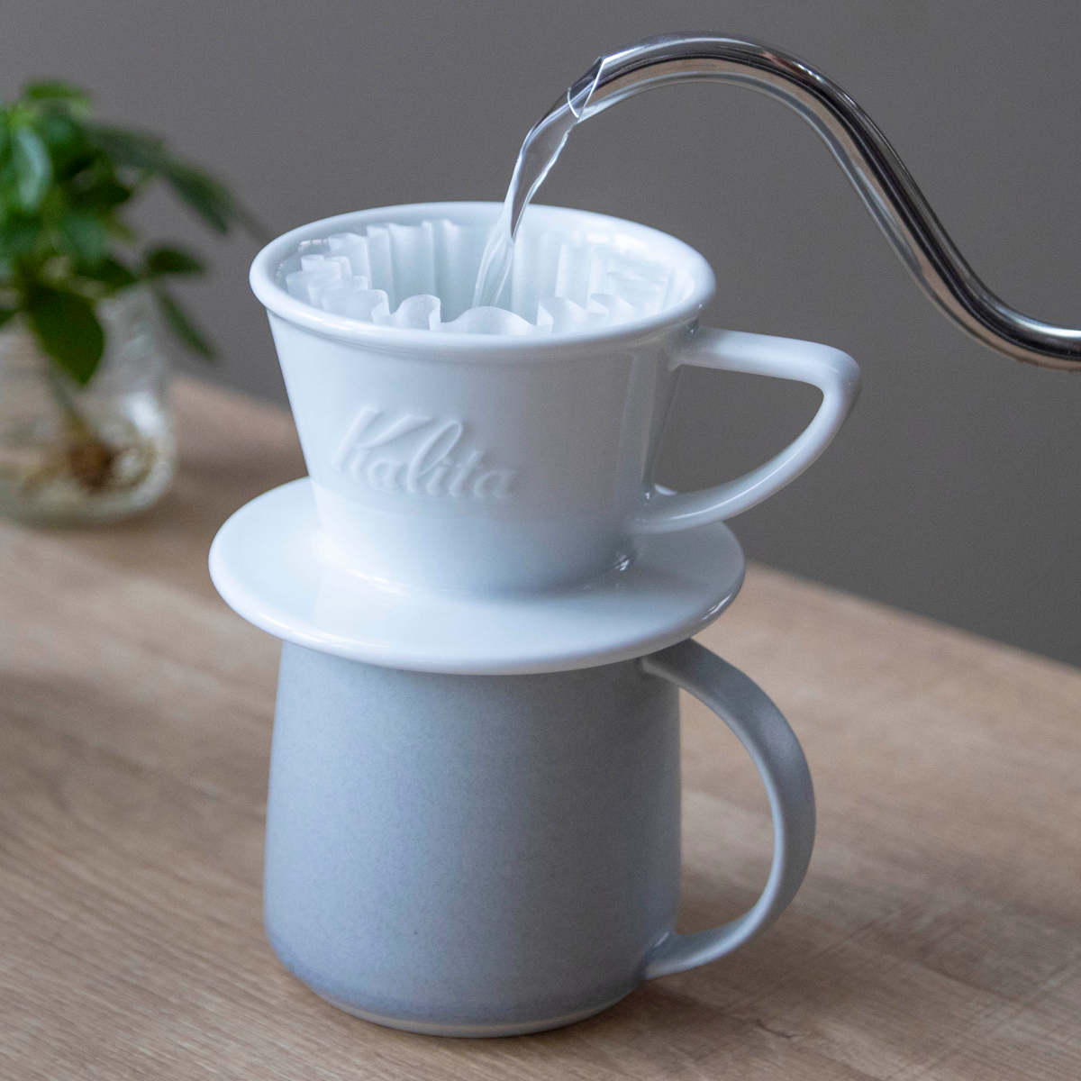 Kalita カリタ HA155 ドリッパー ウェーブ ( 1~2人用 磁器 波佐見焼 日本製 三つ穴構造 ドリップ コーヒー コーヒードリッパー おしゃれ シンプル 珈琲 用品 器具 コーヒーウェア ハンドドリップ 3つ穴 )