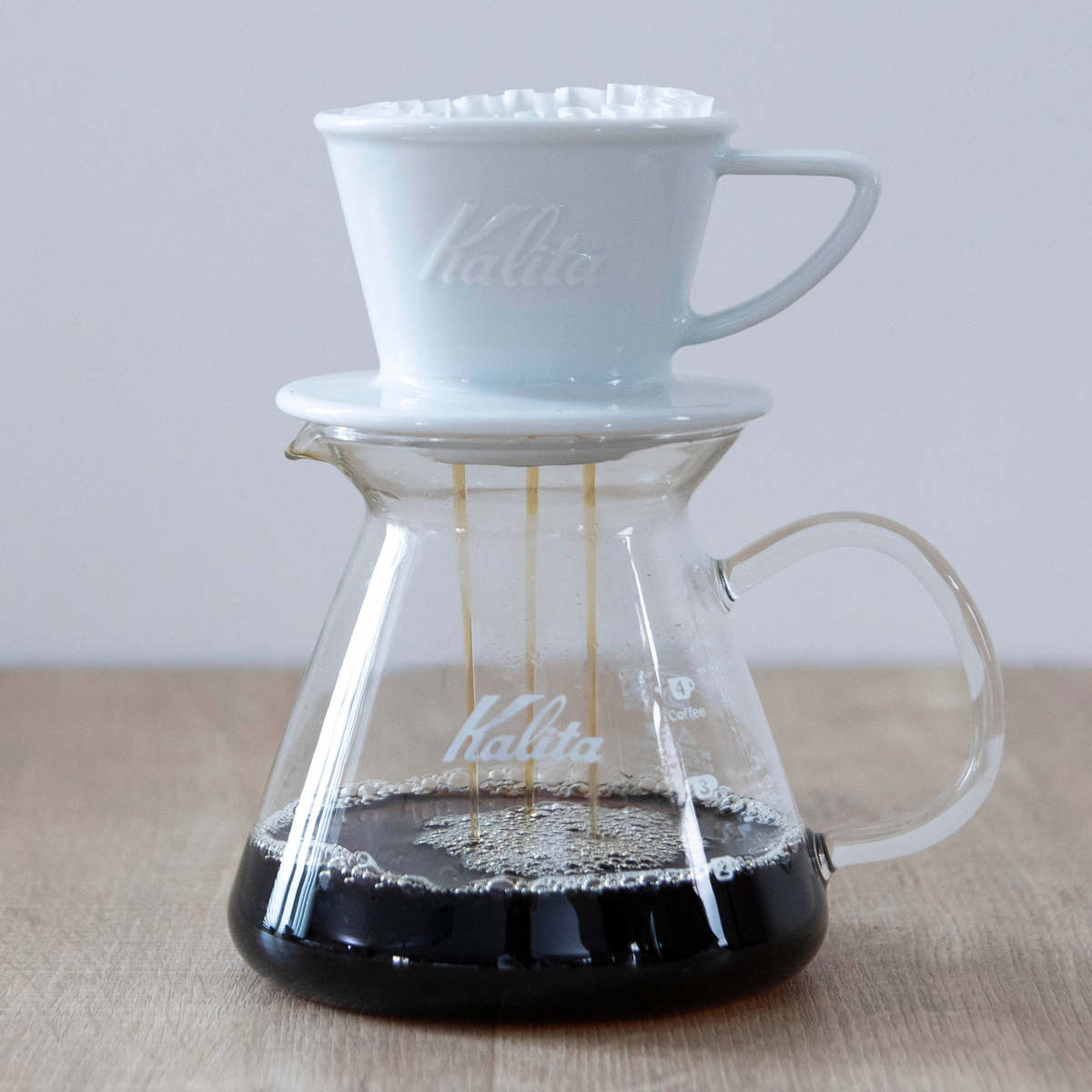Kalita カリタ HA155 ドリッパー ウェーブ ( 1~2人用 磁器 波佐見焼 日本製 三つ穴構造 ドリップ コーヒー コーヒードリッパー おしゃれ シンプル 珈琲 用品 器具 コーヒーウェア ハンドドリップ 3つ穴 )